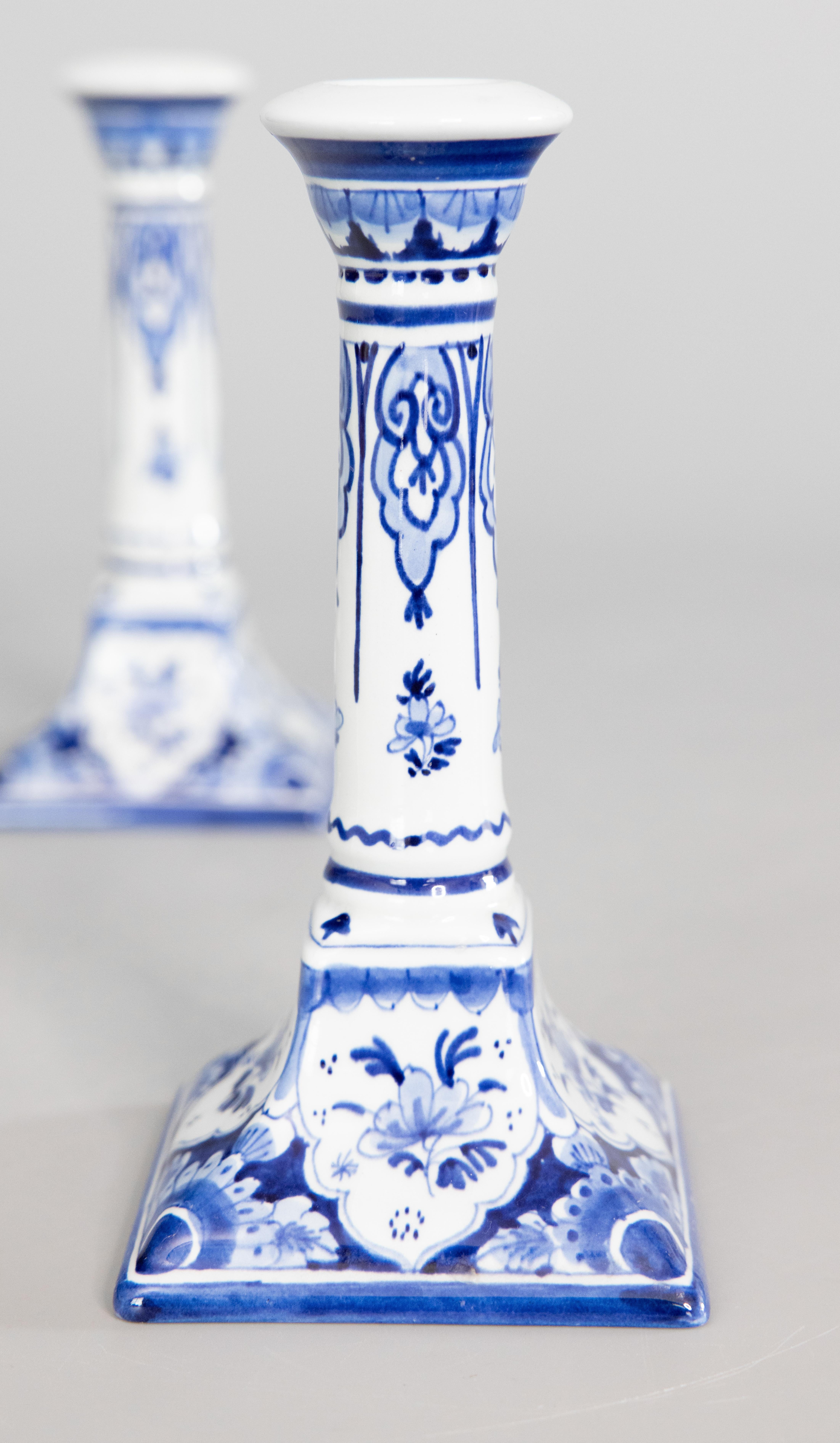 Coppia di candelieri floreali di Delft olandese della metà del XX secolo In condizioni buone in vendita a Pearland, TX