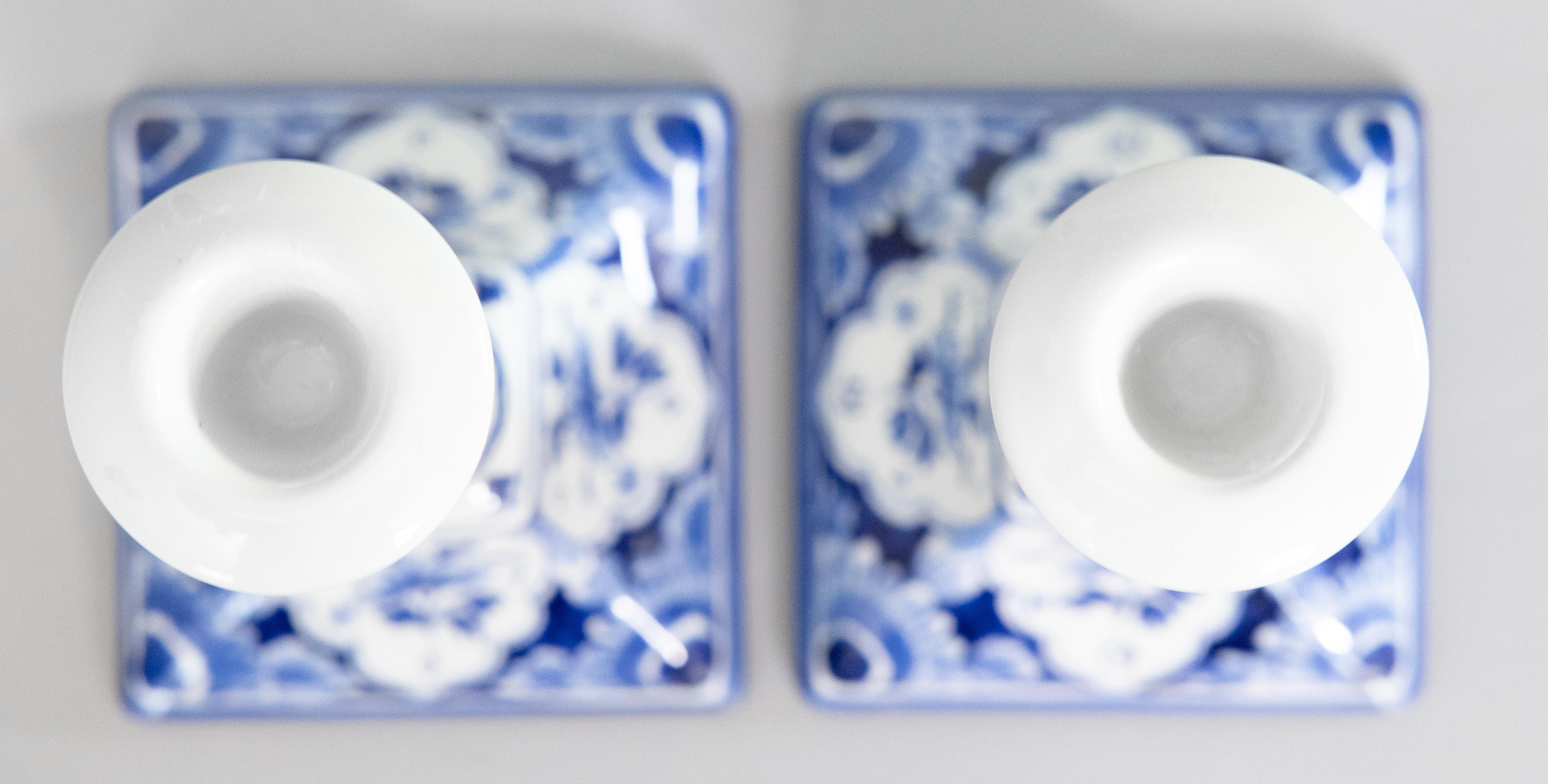 Ceramica Coppia di candelieri floreali di Delft olandese della metà del XX secolo in vendita