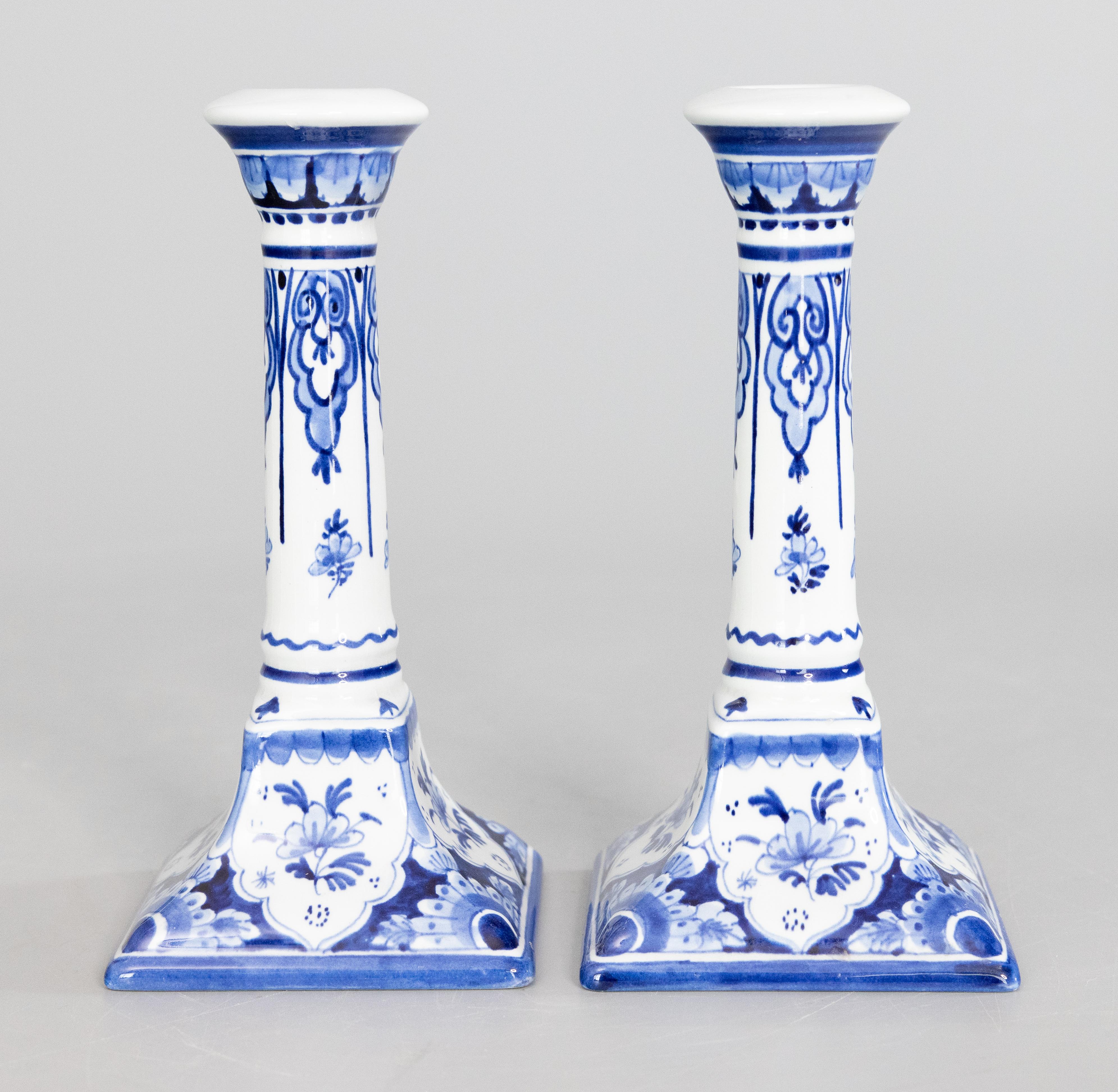 Coppia di candelieri floreali di Delft olandese della metà del XX secolo in vendita 3