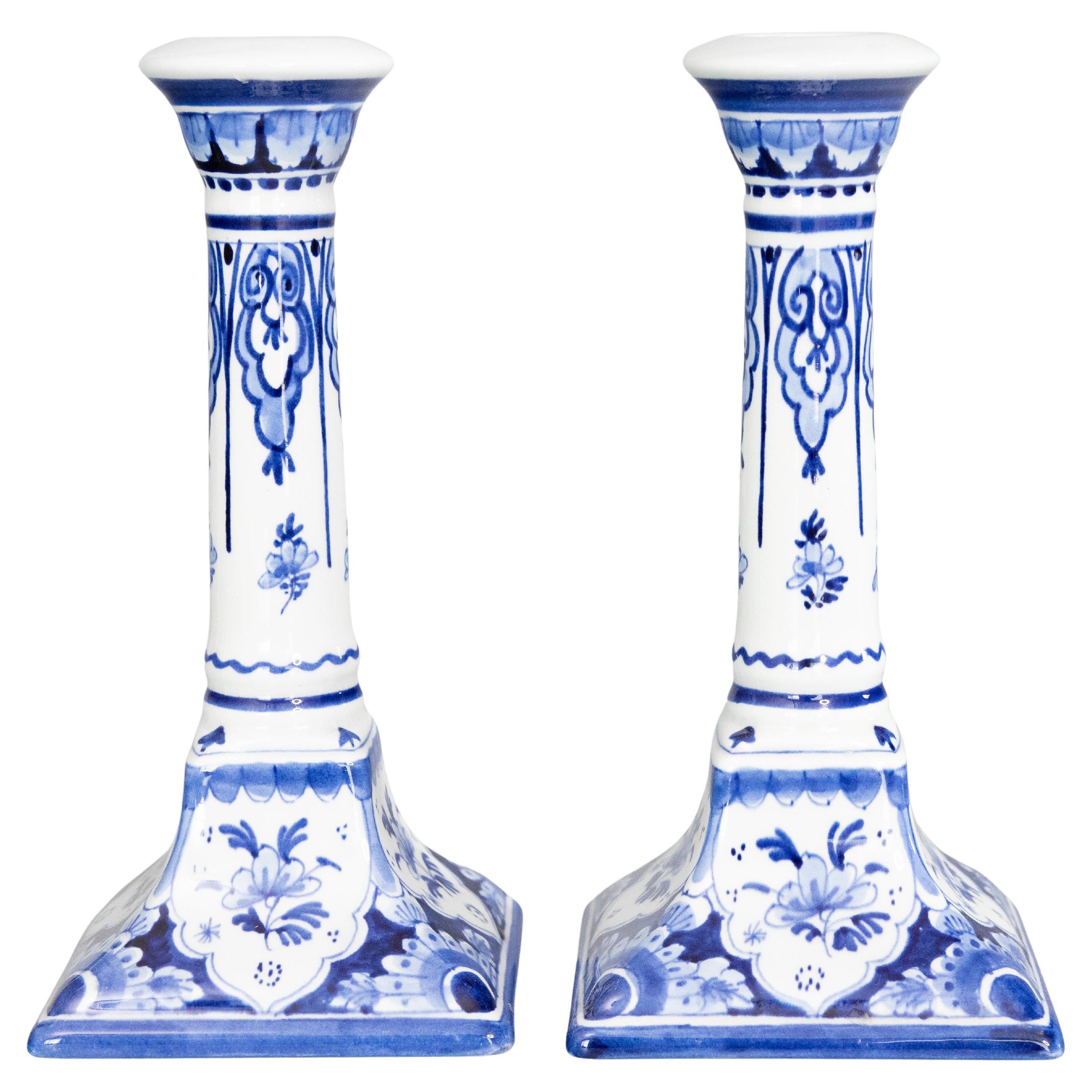 Pareja de candeleros florales de loza holandesa de Delft de mediados del siglo XX