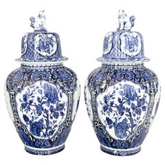 Paire de vases à gingembre à couvercle en Delft hollandais du milieu du 20e siècle Vases de cheminée