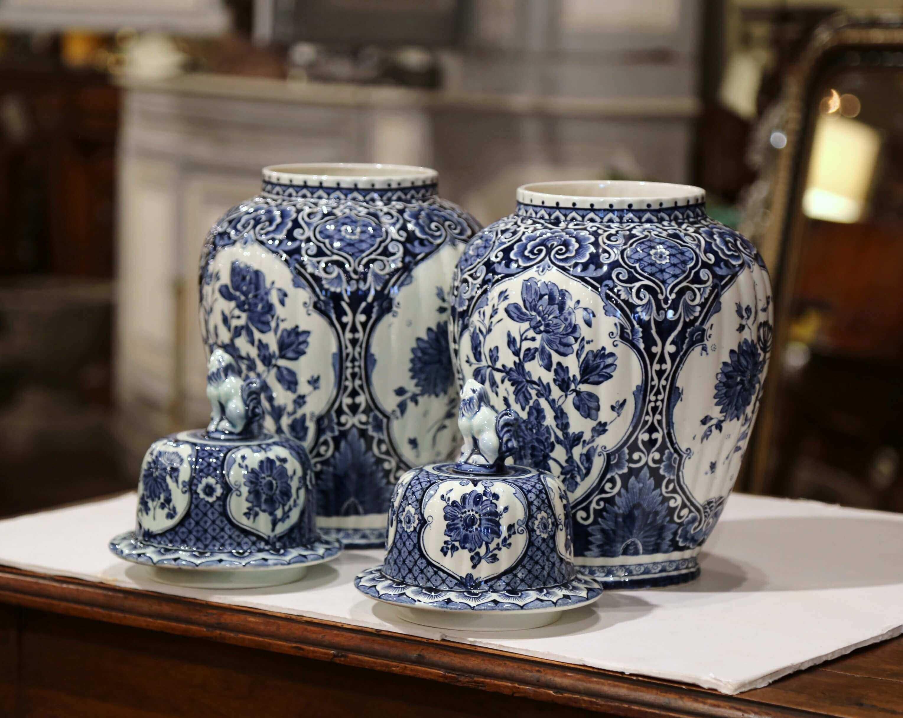 Hand-Crafted Pair of Mid-20th Century Dutch Painted Blue and White Faience Delft Ginger Jars For Sale