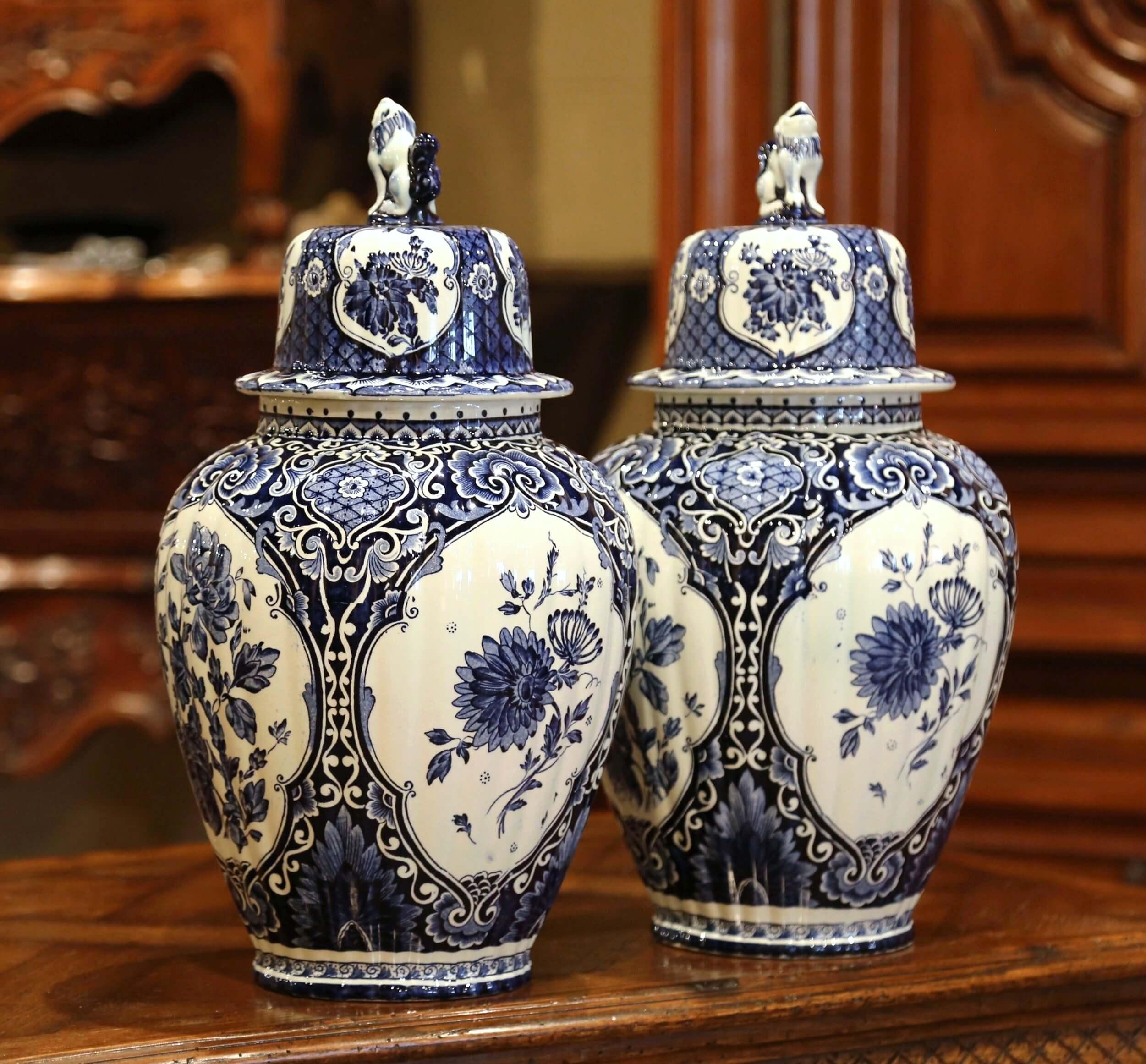 Pair of Mid-20th Century Dutch Painted Blue and White Faience Delft Ginger Jars In Excellent Condition In Dallas, TX