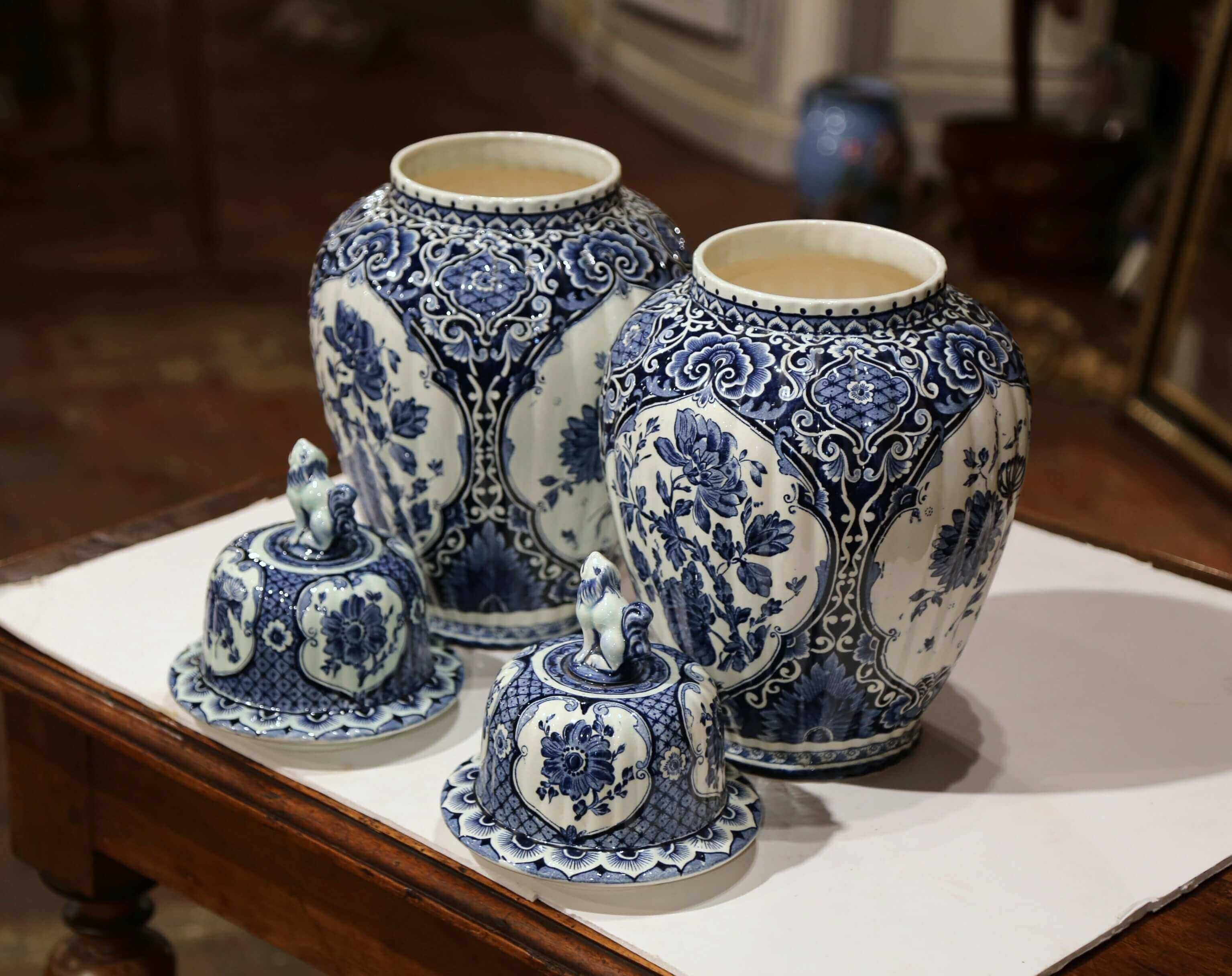 Pair of Mid-20th Century Dutch Painted Blue and White Faience Delft Ginger Jars In Excellent Condition For Sale In Dallas, TX