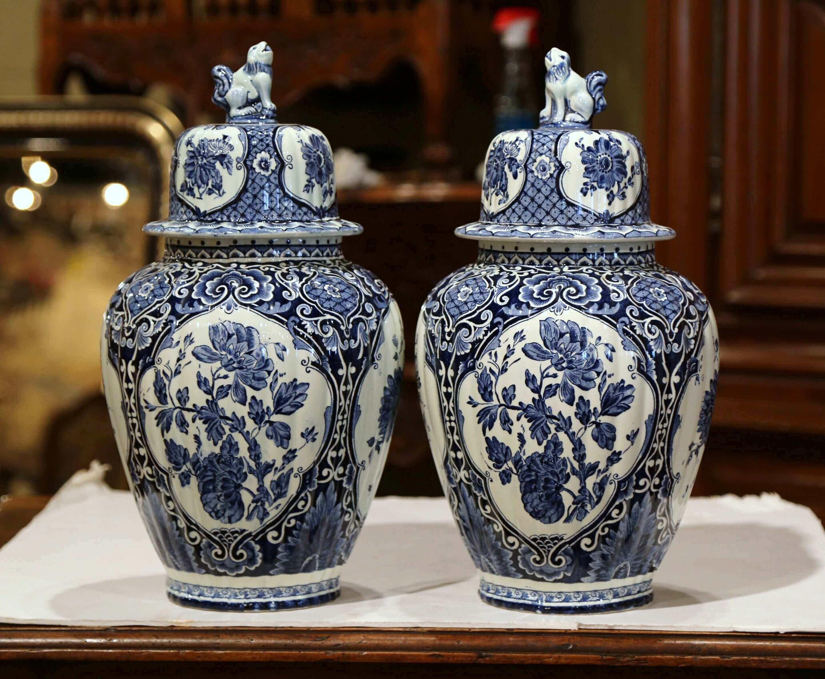 Paar niederländische bemalte blau-weiße Delfter Ingwergefäße aus Fayence aus der Mitte des 20. Jahrhunderts (Handgefertigt) im Angebot