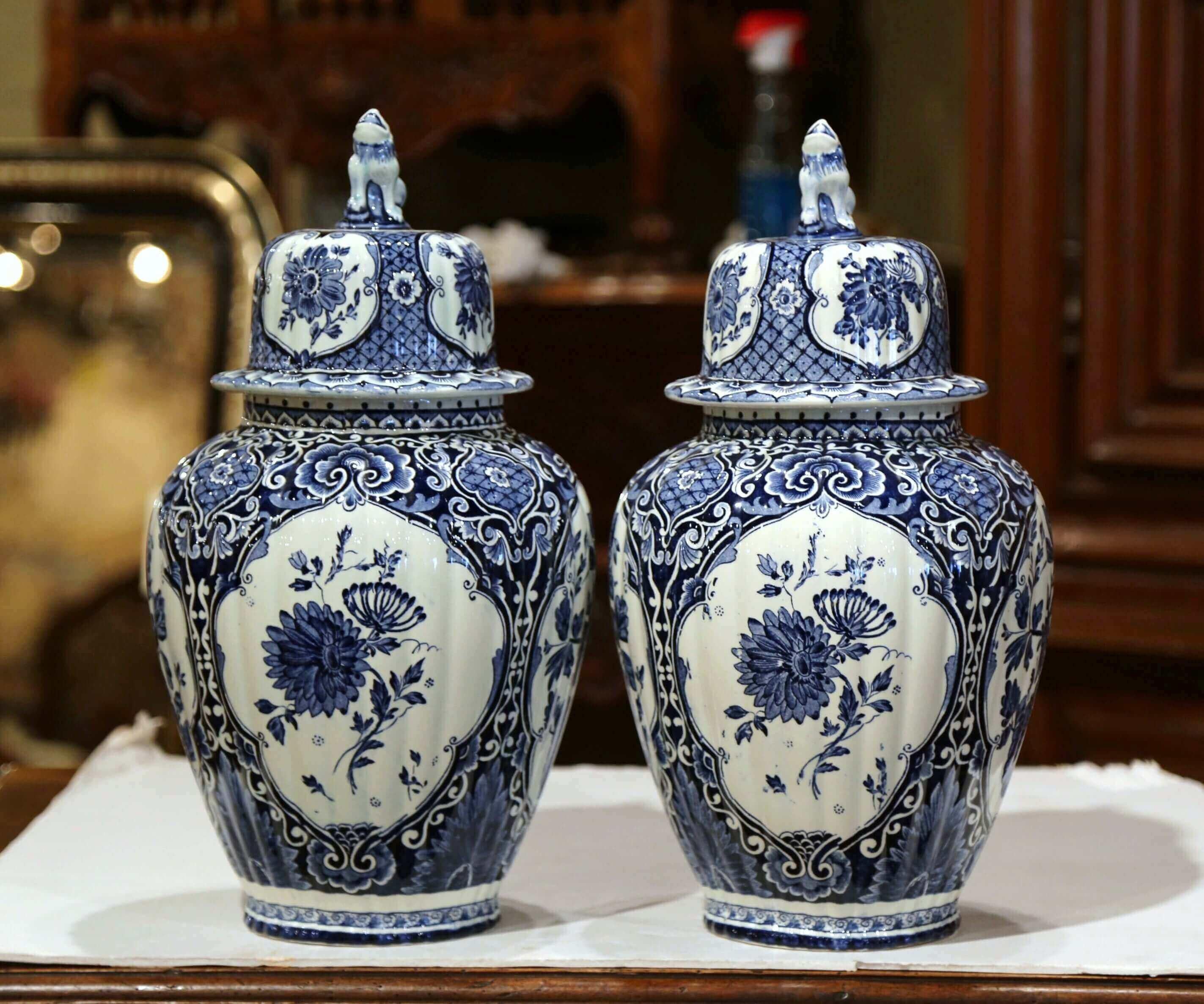 Paar niederländische bemalte blau-weiße Delfter Ingwergefäße aus Fayence aus der Mitte des 20. Jahrhunderts im Zustand „Hervorragend“ im Angebot in Dallas, TX