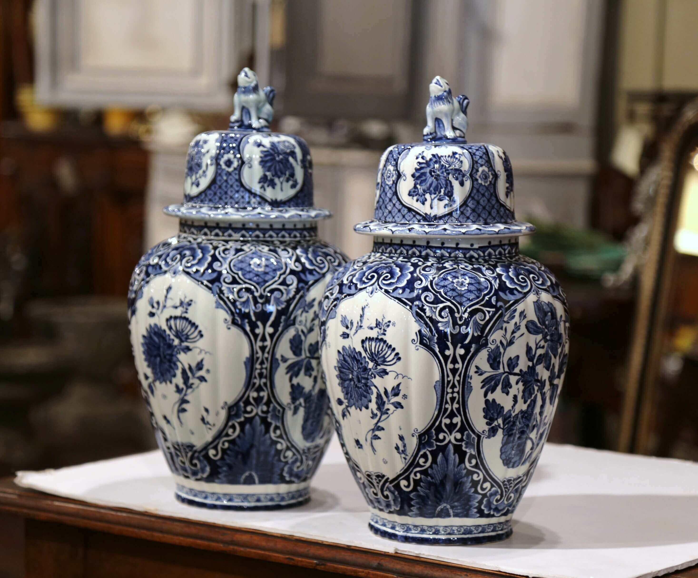 Paar niederländische bemalte blau-weiße Delfter Ingwergefäße aus Fayence aus der Mitte des 20. Jahrhunderts (Keramik) im Angebot