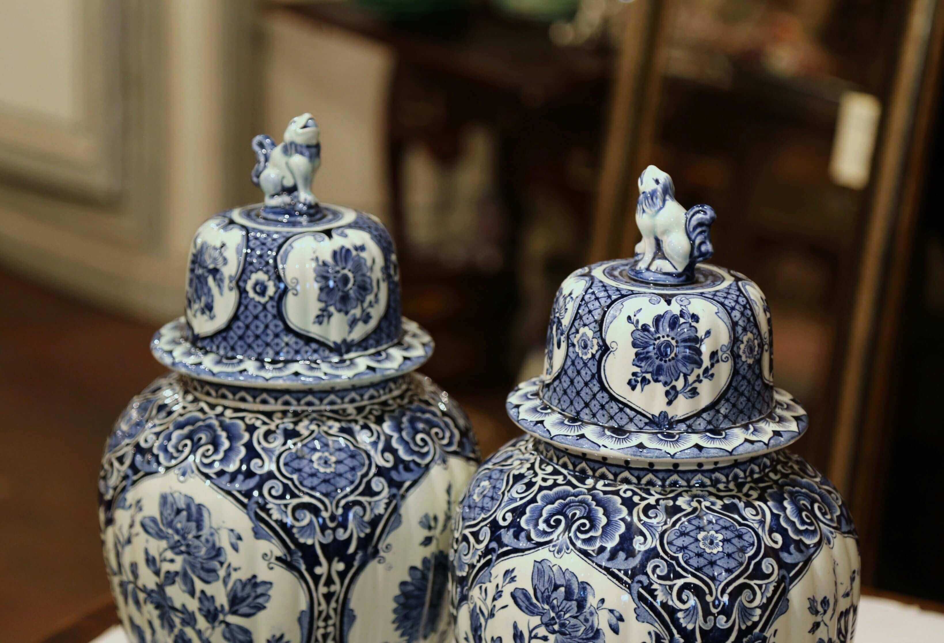 Paar niederländische bemalte blau-weiße Delfter Ingwergefäße aus Fayence aus der Mitte des 20. Jahrhunderts im Angebot 1