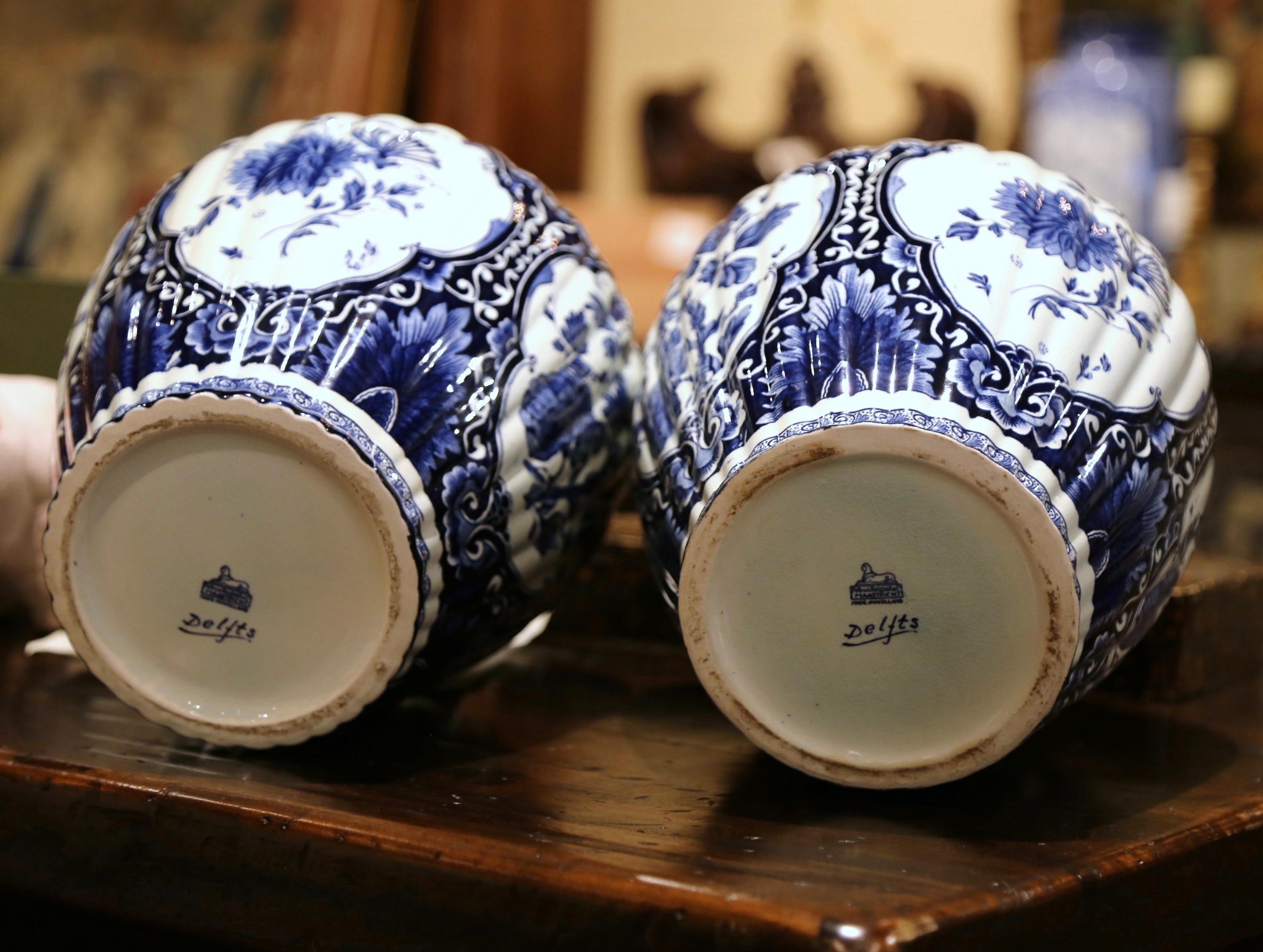 Pair of Mid-20th Century Dutch Painted Blue and White Faience Delft Ginger Jars For Sale 4