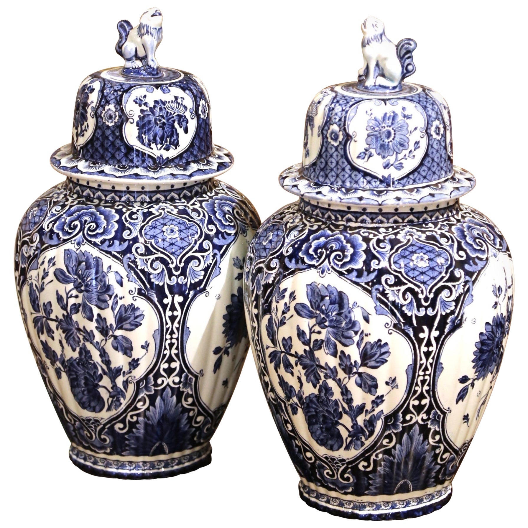Pareja de tarros de jengibre holandeses de mediados del siglo XX pintados en azul y blanco de loza de Delft