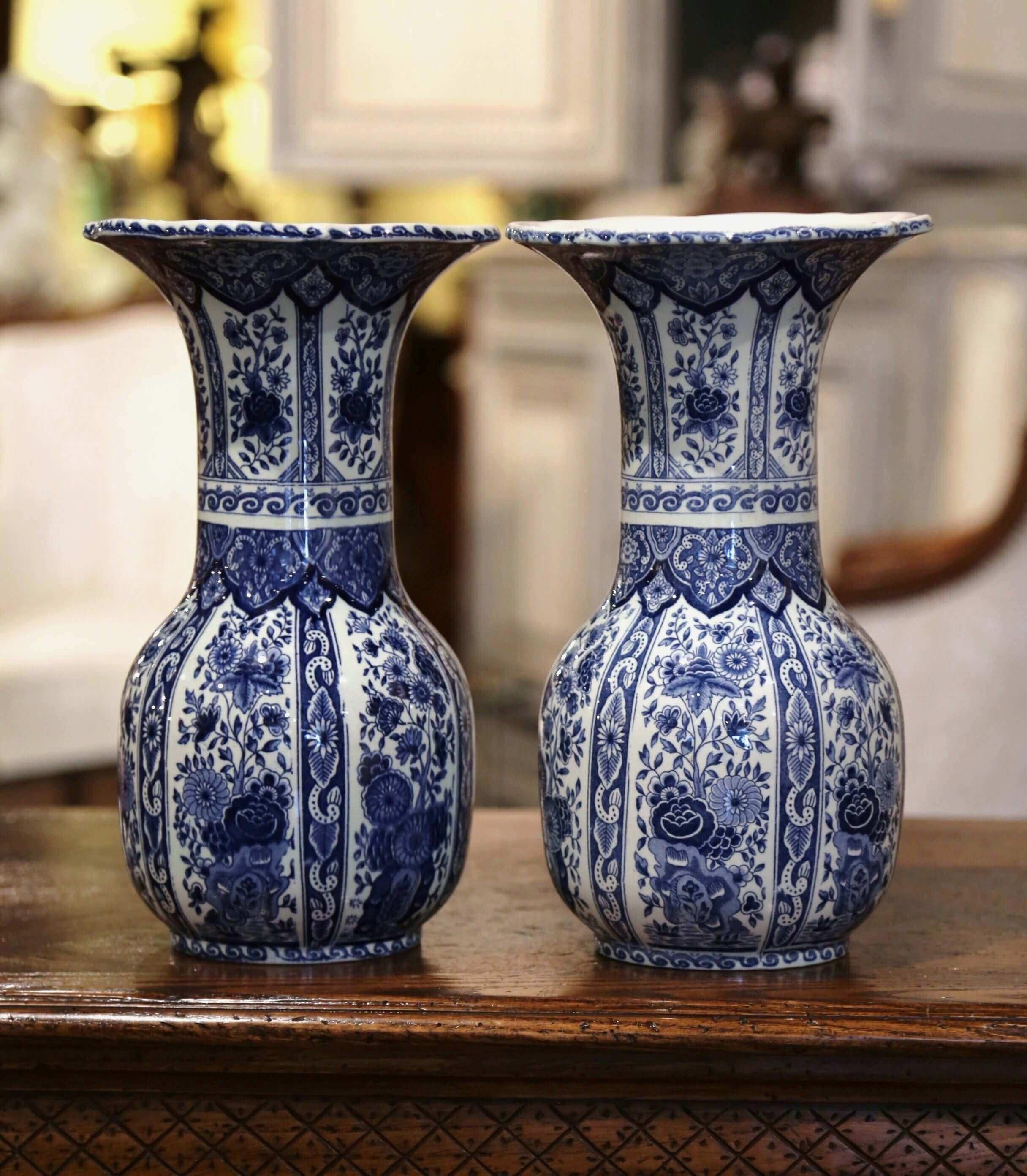 Pair of Mid-20th Century Dutch Royal Blue and White Painted Faience Delft Vases In Excellent Condition In Dallas, TX