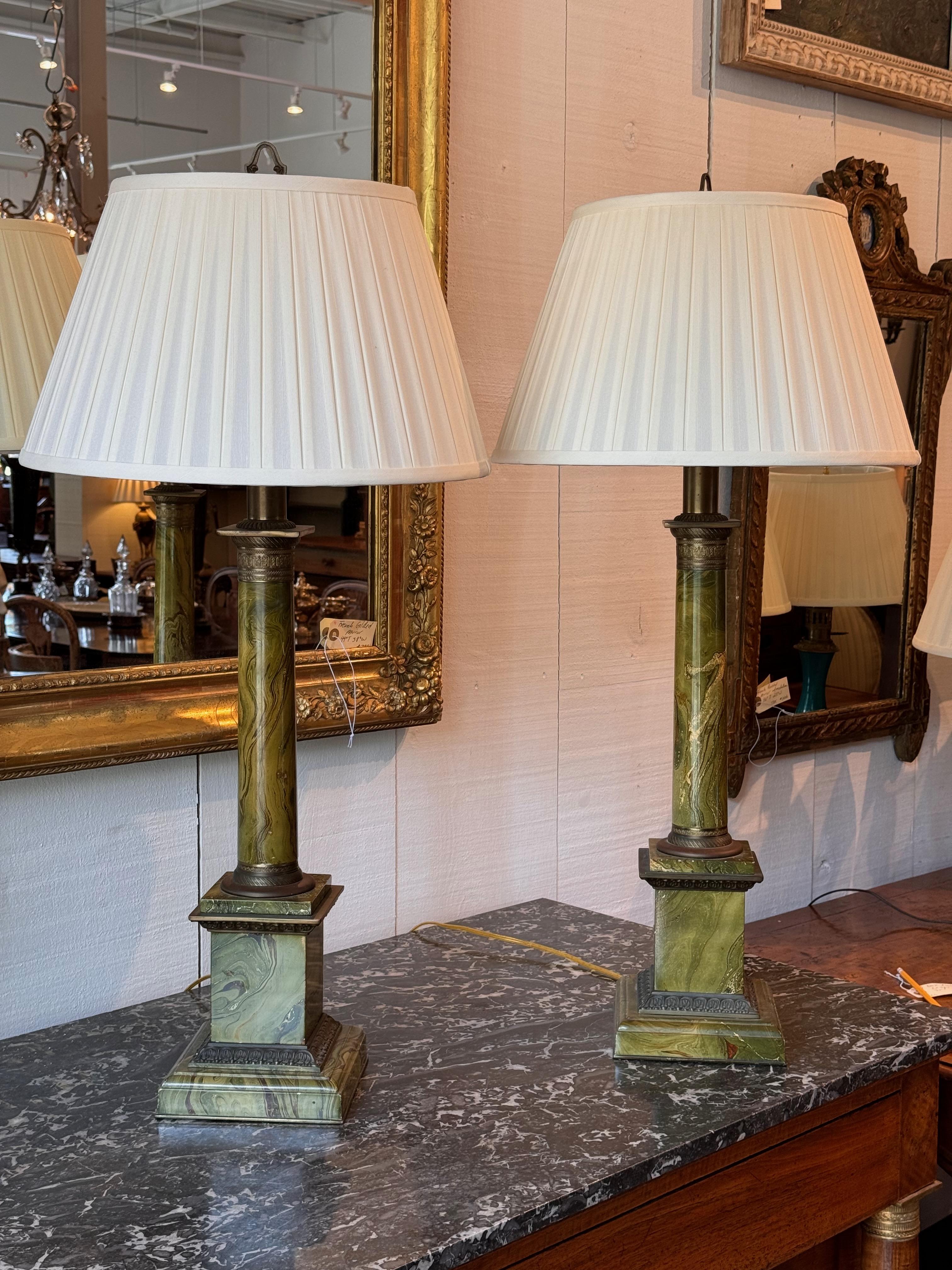 A nice pair of faux marble painted lamps. A classic design.
