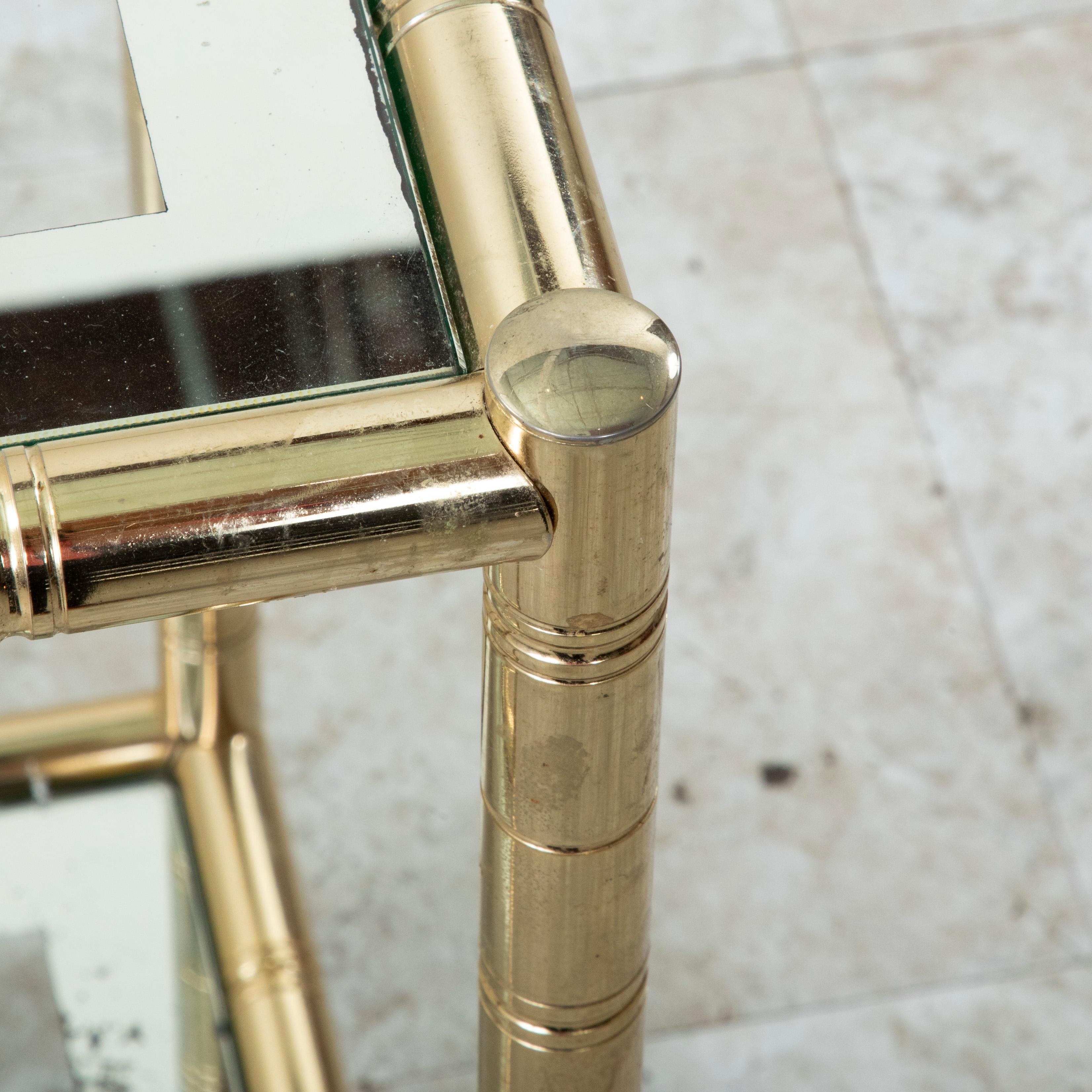 Paire de tables d'appoint en laiton et verre du milieu du 20e siècle, tables d'extrémité en vente 5