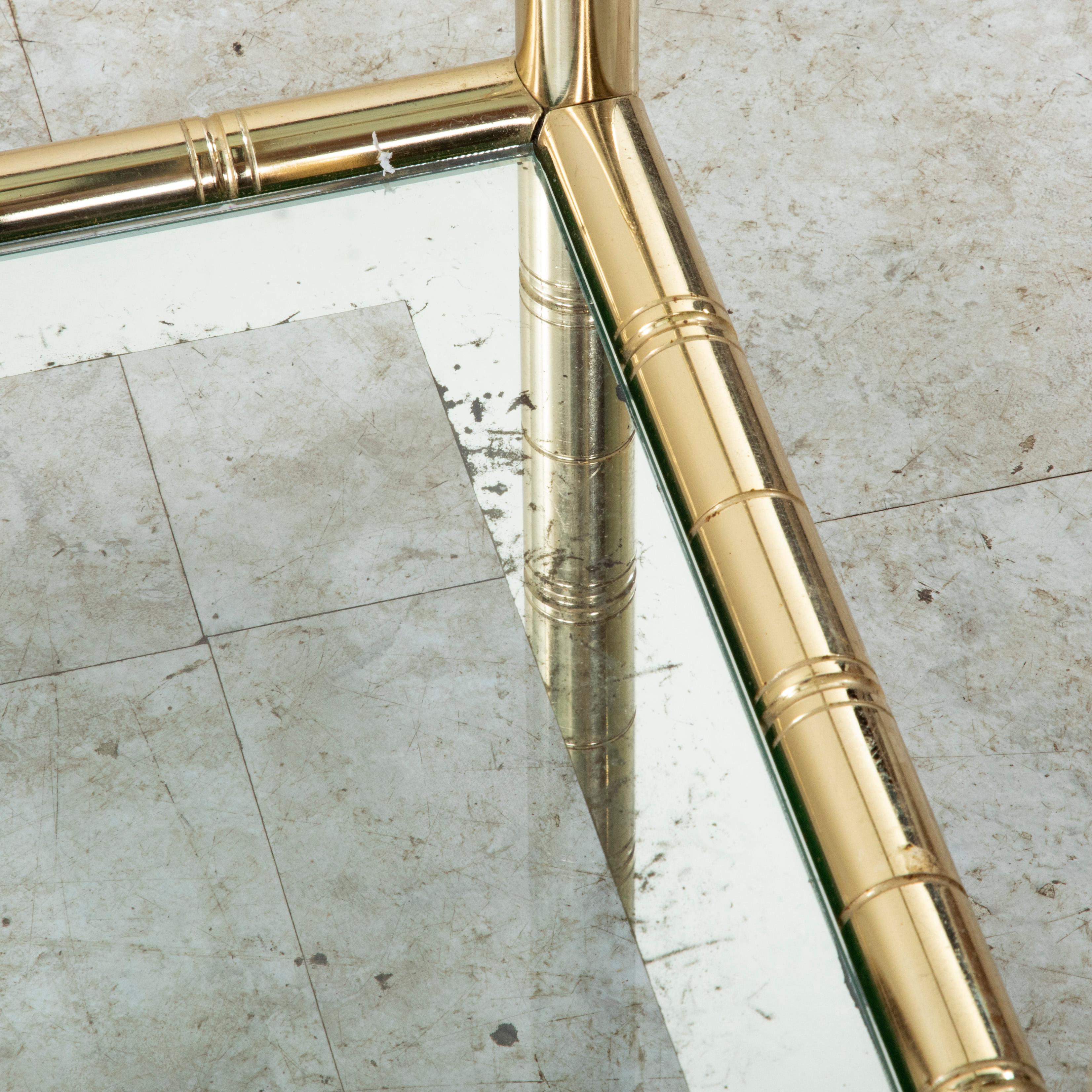 Paire de tables d'appoint en laiton et verre du milieu du 20e siècle, tables d'extrémité en vente 7