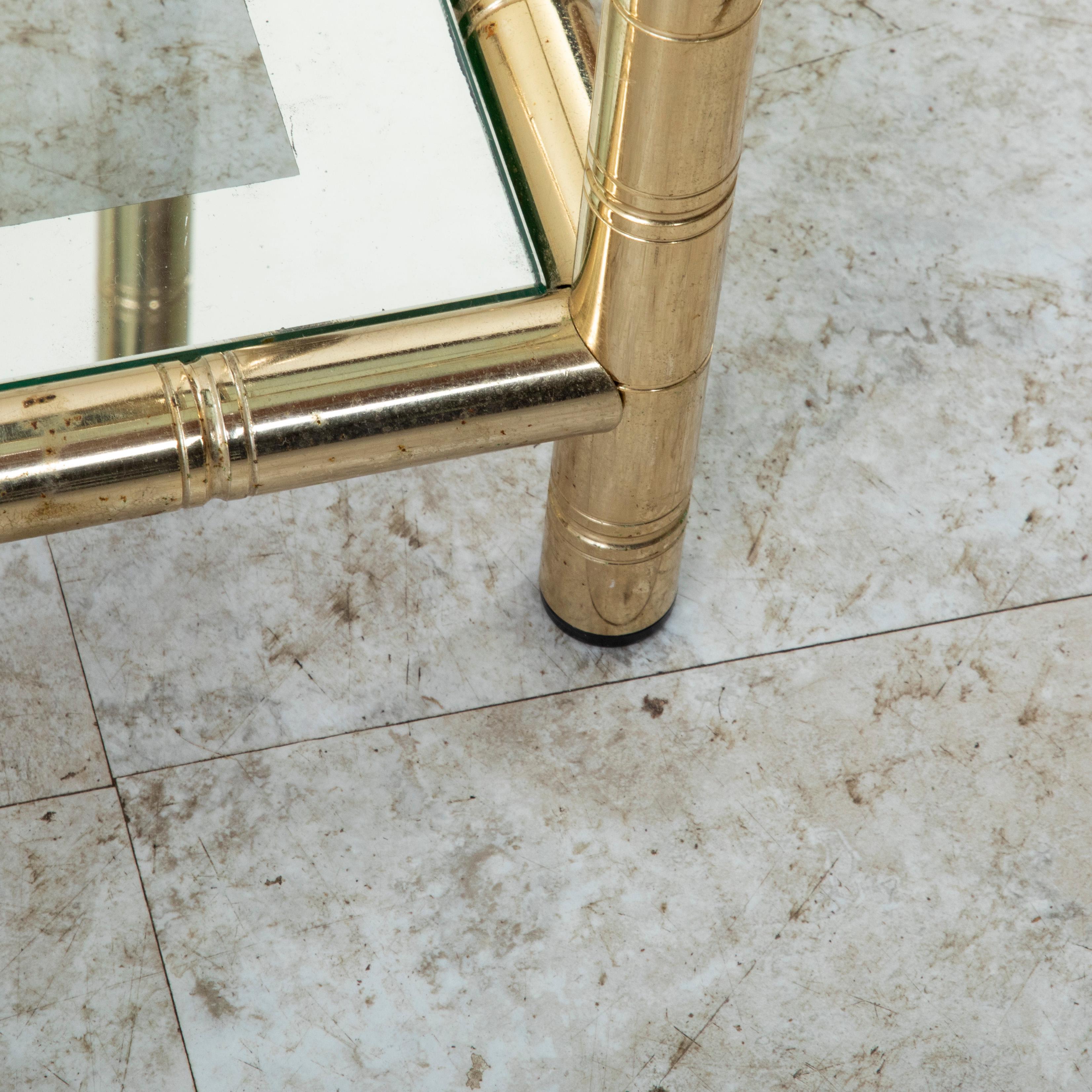 Paire de tables d'appoint en laiton et verre du milieu du 20e siècle, tables d'extrémité en vente 9