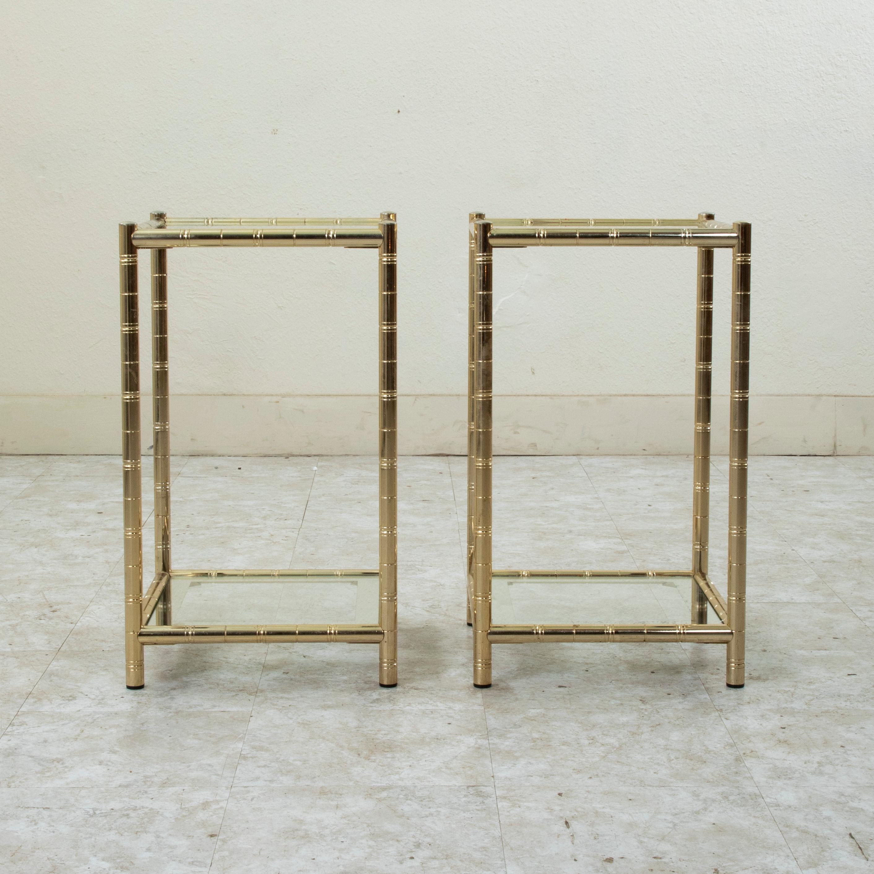 Mid-Century Modern Paire de tables d'appoint en laiton et verre du milieu du 20e siècle, tables d'extrémité en vente