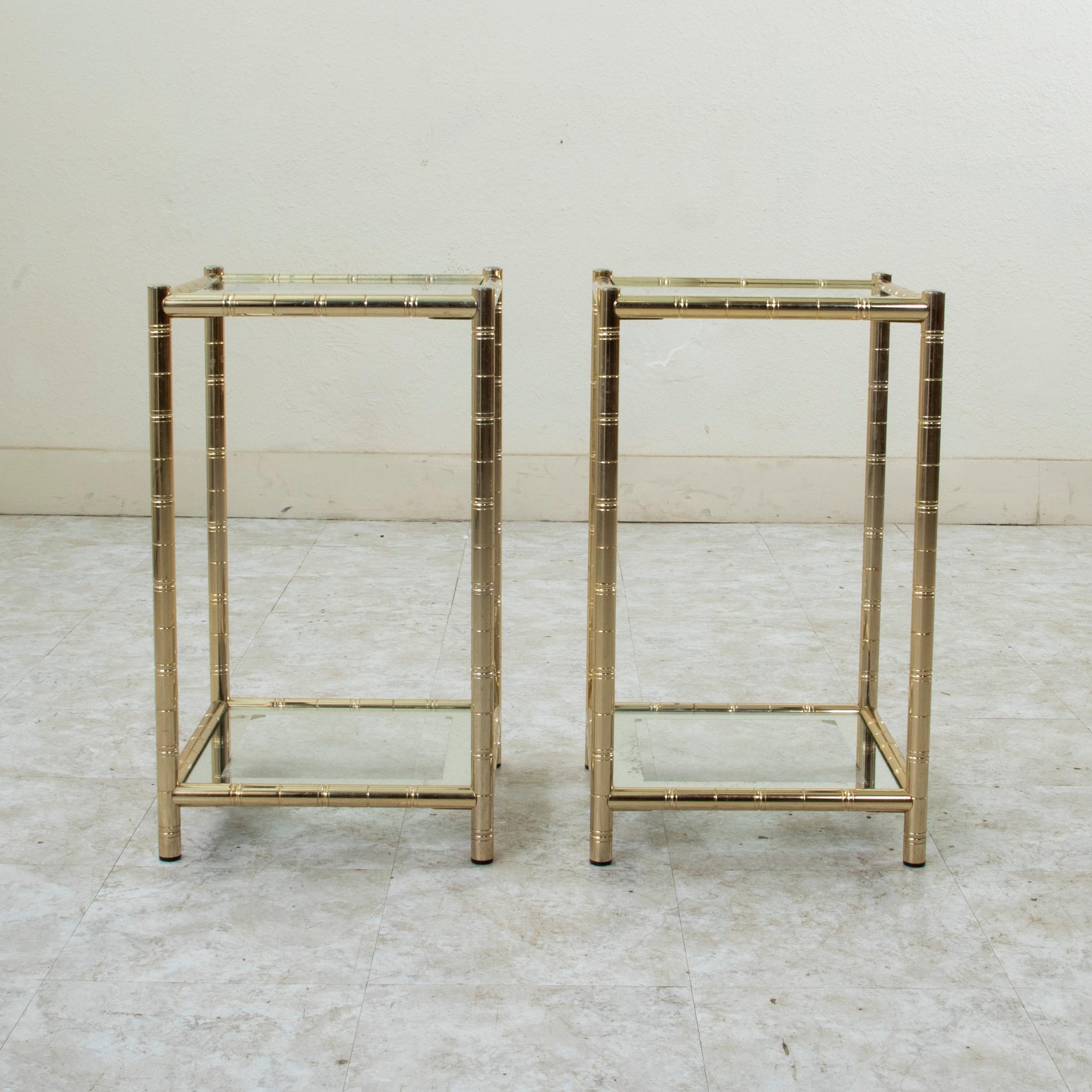 Français Paire de tables d'appoint en laiton et verre du milieu du 20e siècle, tables d'extrémité en vente