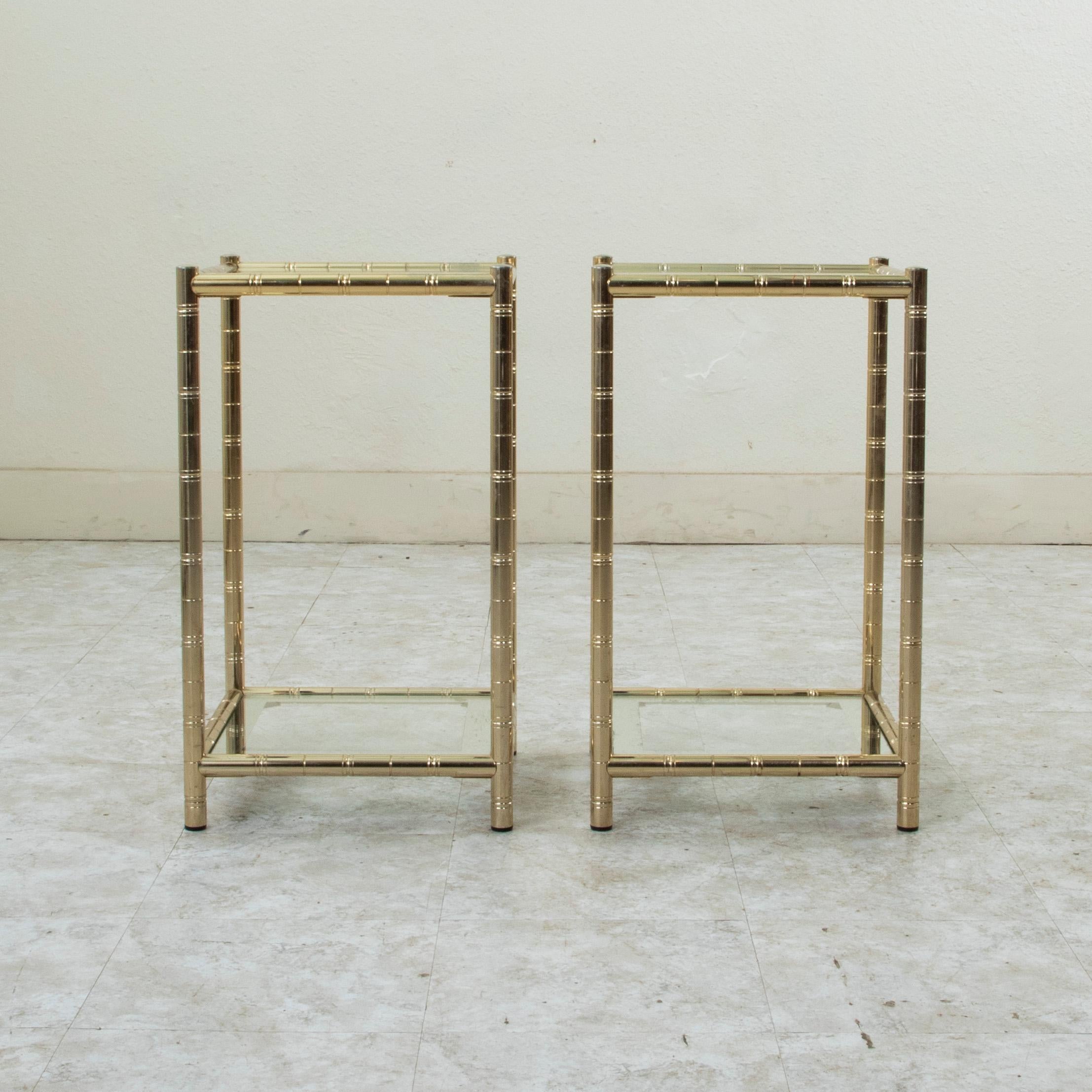 Paire de tables d'appoint en laiton et verre du milieu du 20e siècle, tables d'extrémité Bon état - En vente à Fayetteville, AR