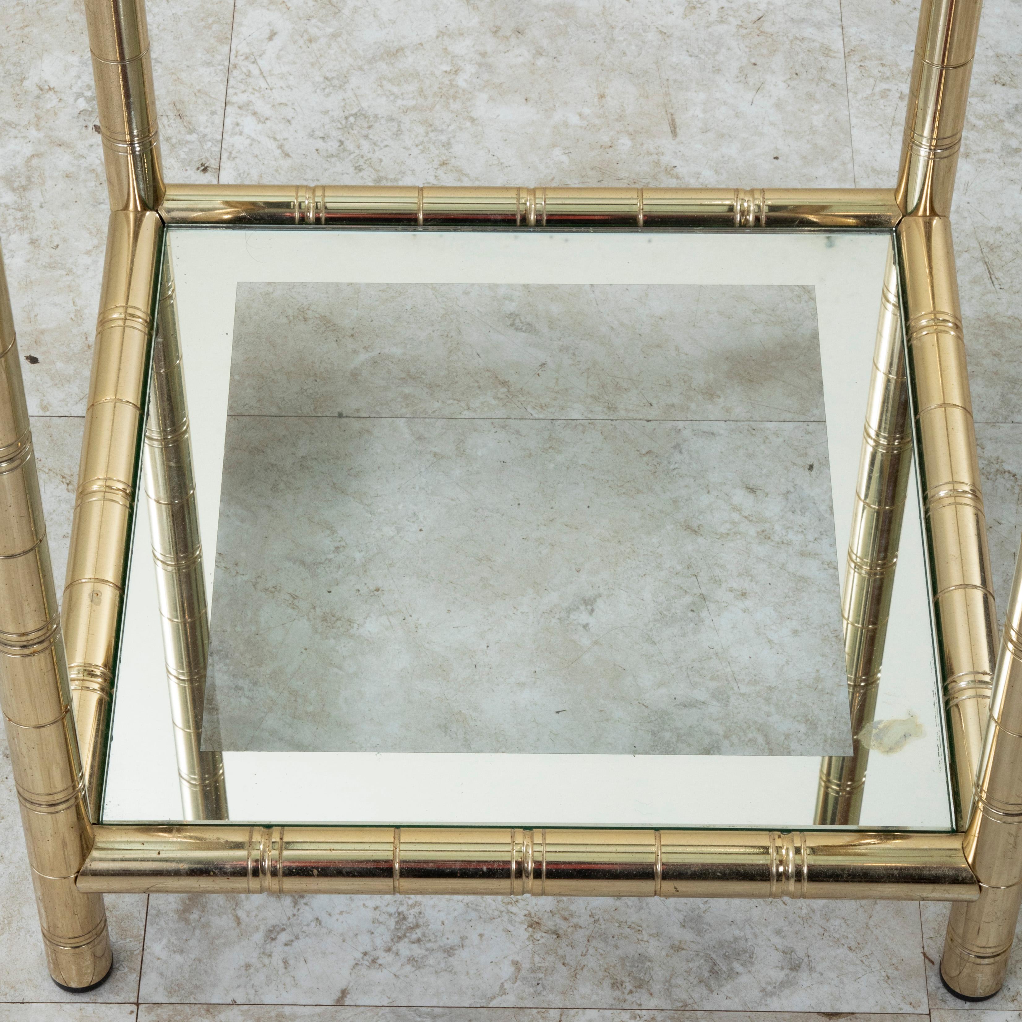 Laiton Paire de tables d'appoint en laiton et verre du milieu du 20e siècle, tables d'extrémité en vente