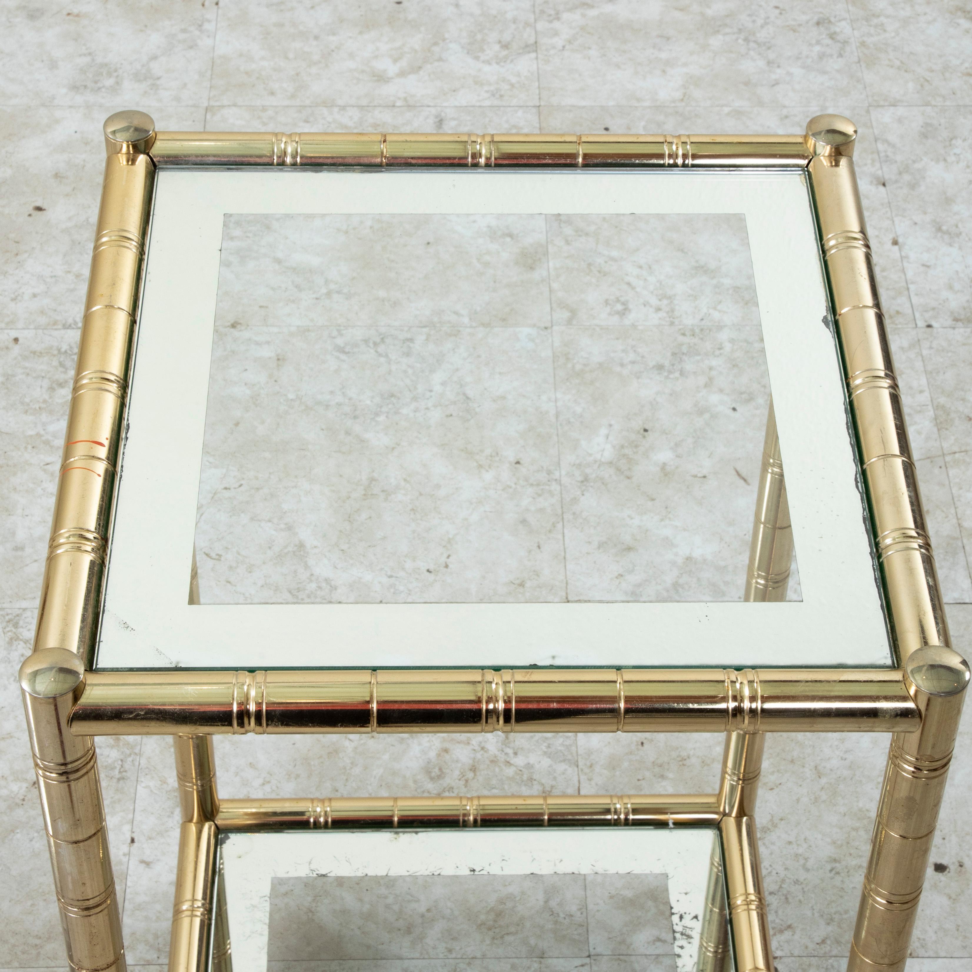 Paire de tables d'appoint en laiton et verre du milieu du 20e siècle, tables d'extrémité en vente 1