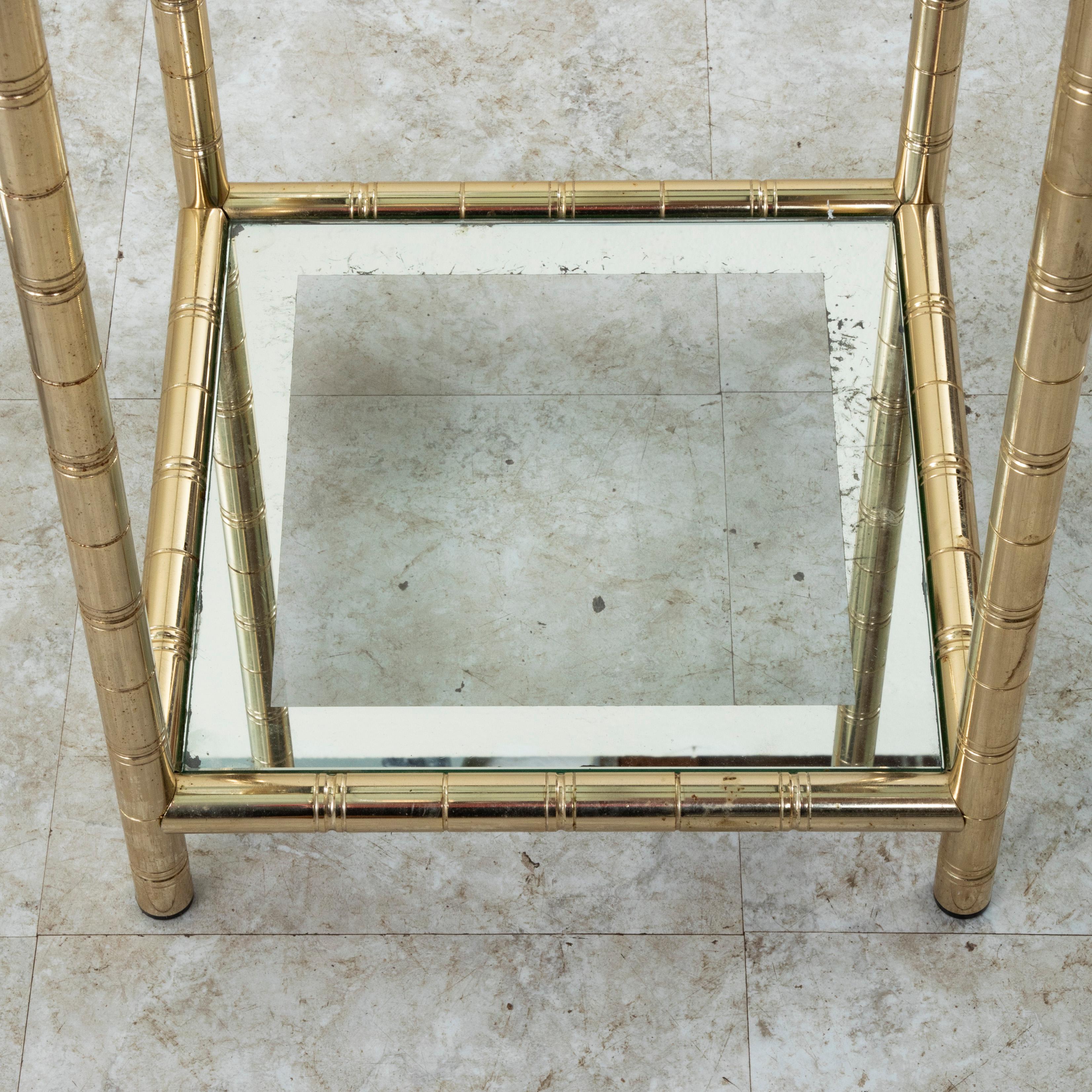 Paire de tables d'appoint en laiton et verre du milieu du 20e siècle, tables d'extrémité en vente 2