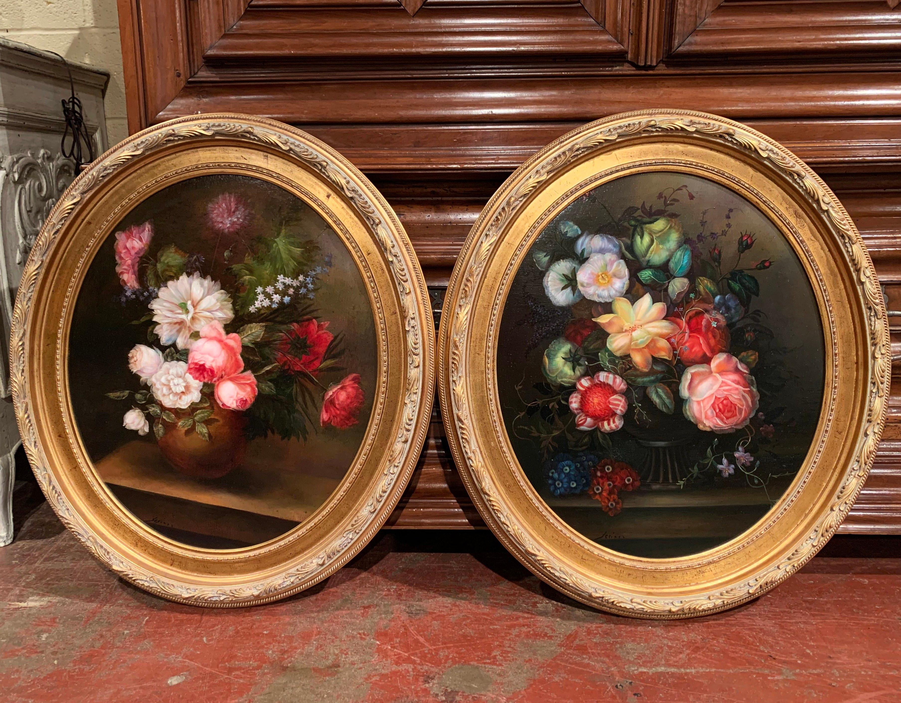Pair of Mid-20th Century French Floral Still Life Oil Paintings in Gilt Frames In Excellent Condition In Dallas, TX