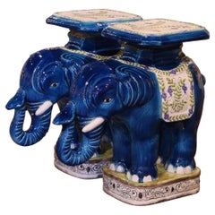 Paire de sièges de jardin en faïence peints à la main en forme d'éléphant, datant du milieu du 20e siècle