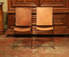 Paire de chaises pliantes françaises du milieu du 20e siècle en fer et cuir