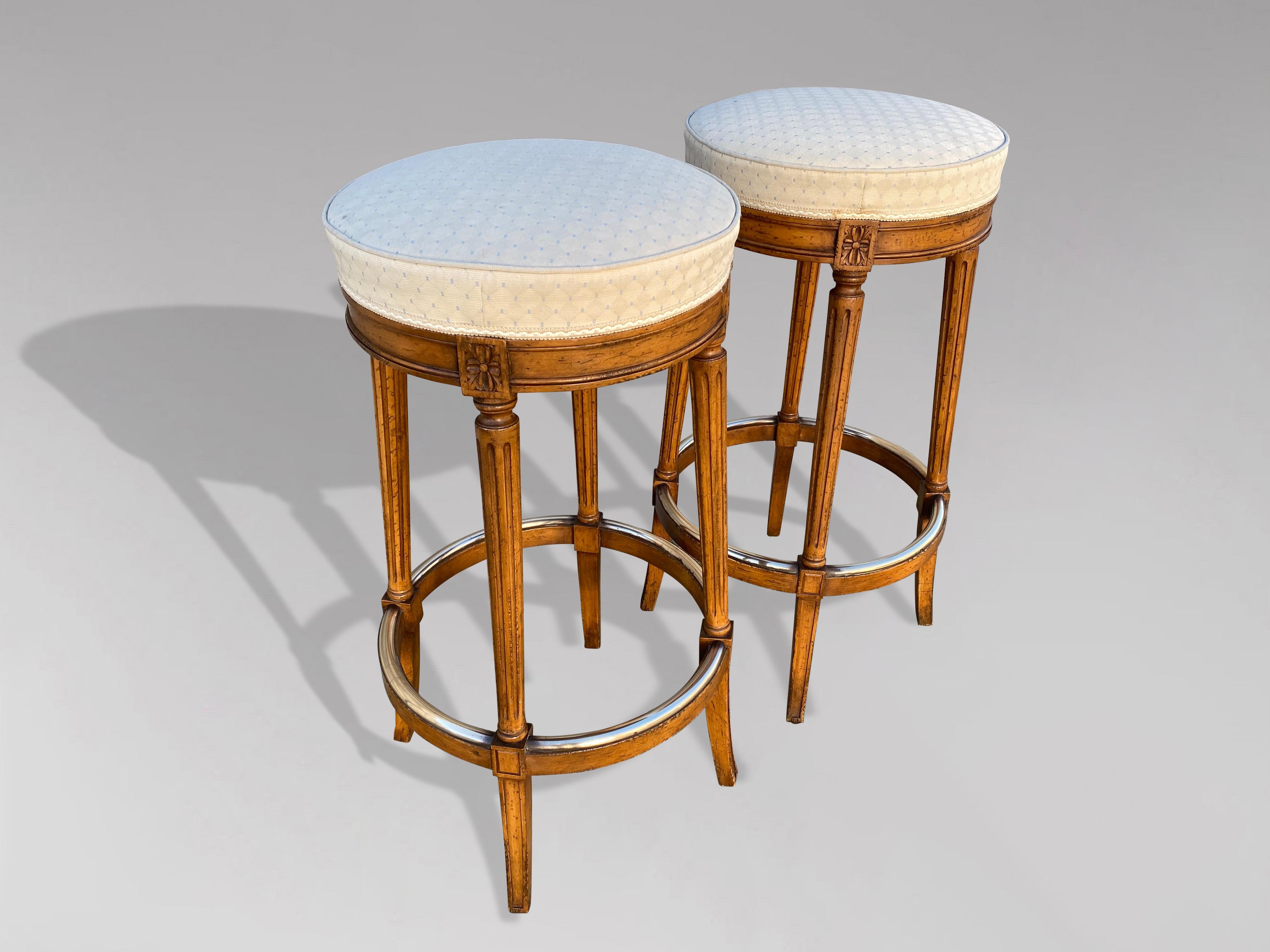 Pair of Mid-20th Century French Walnut Bistro Bar Stools In Good Condition In Petworth,West Sussex, GB