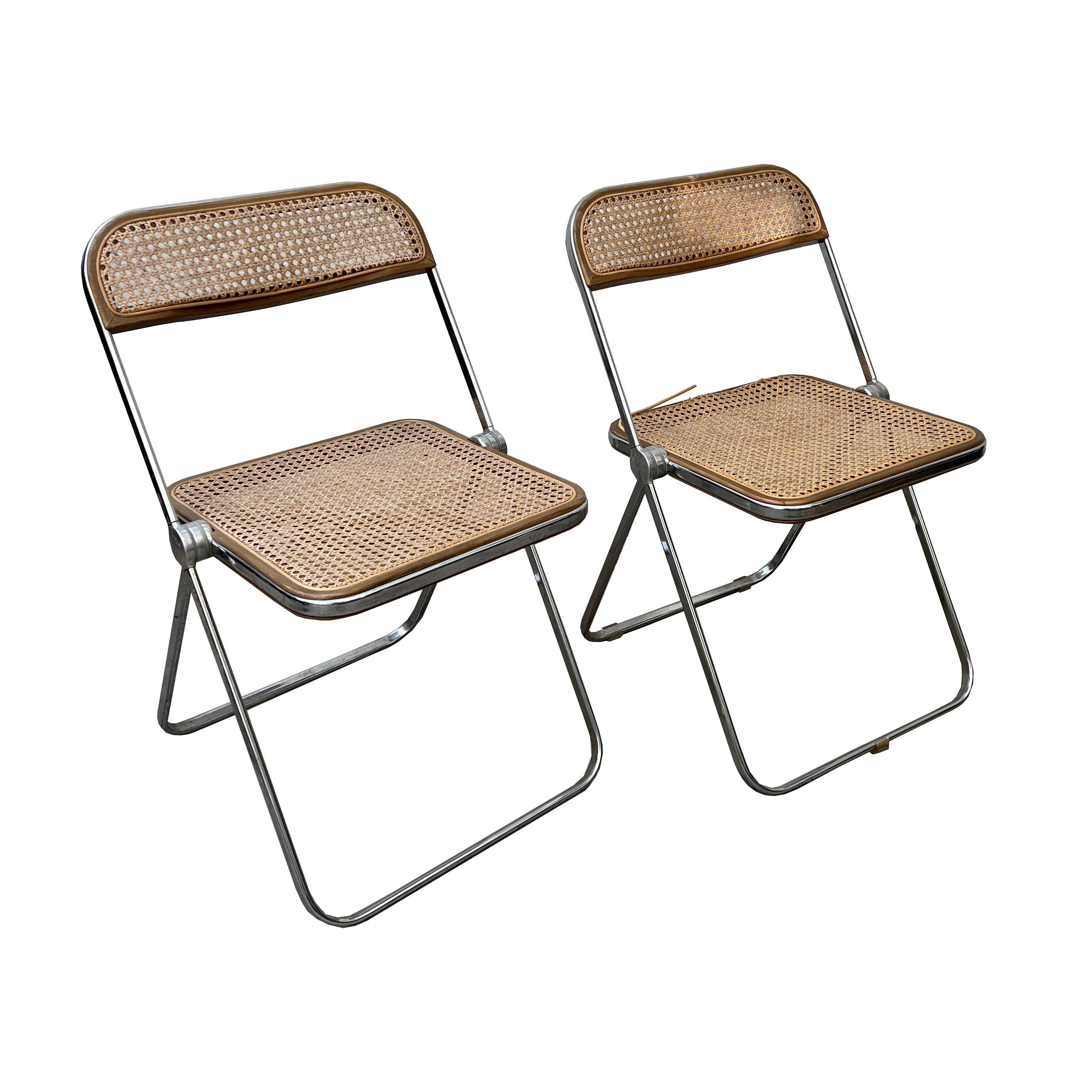 Design classic Giancarlo Piretti for Castelli Plia chair with rare woven wicker and walnut on chromed base. With the Plia chair, the designer, Giancarlo Piretti, revolutionized the concept of the folding chair. The combination of steel and