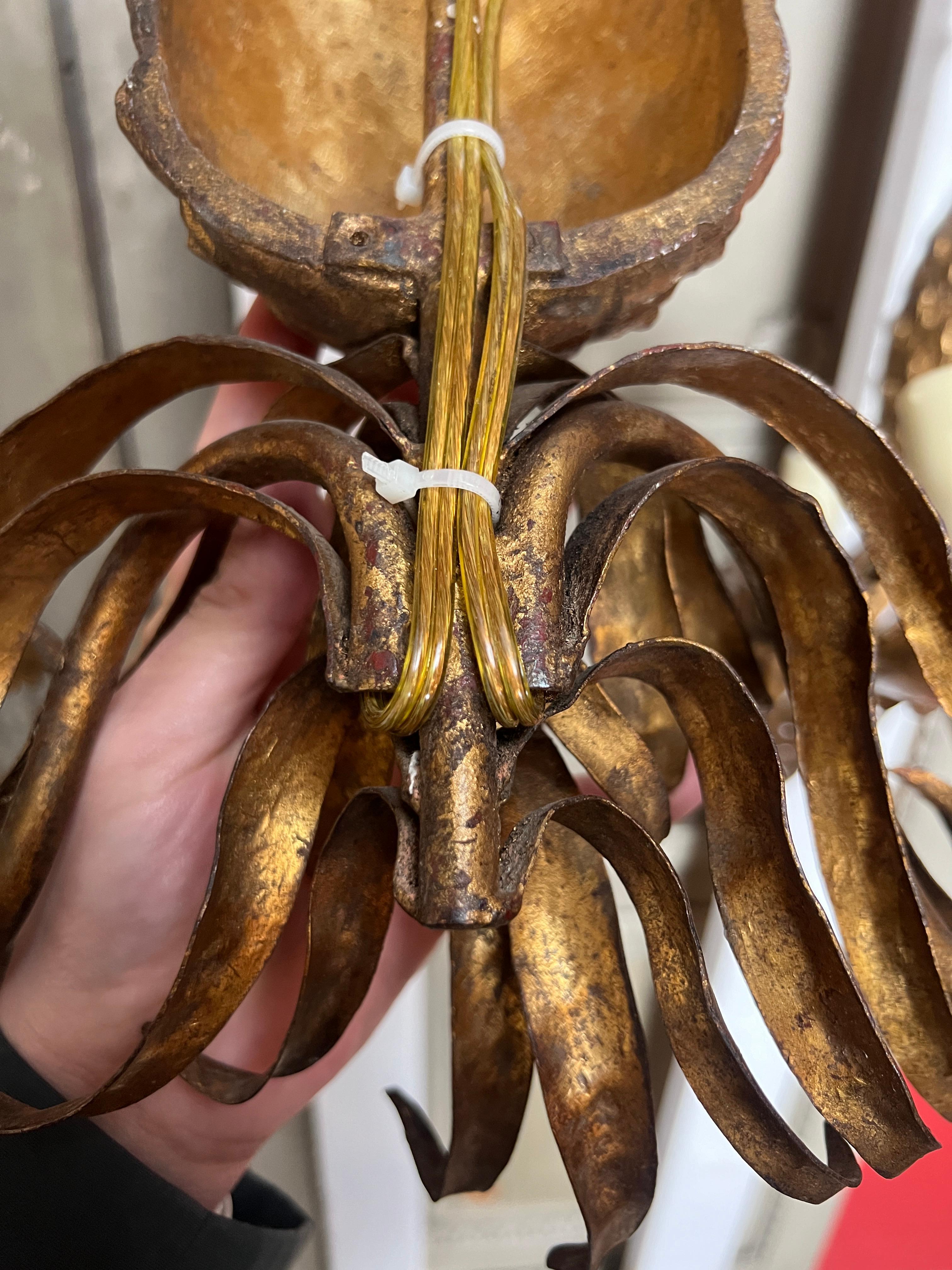 Pareja de apliques de piña de hierro dorado de mediados del siglo XX en venta 9