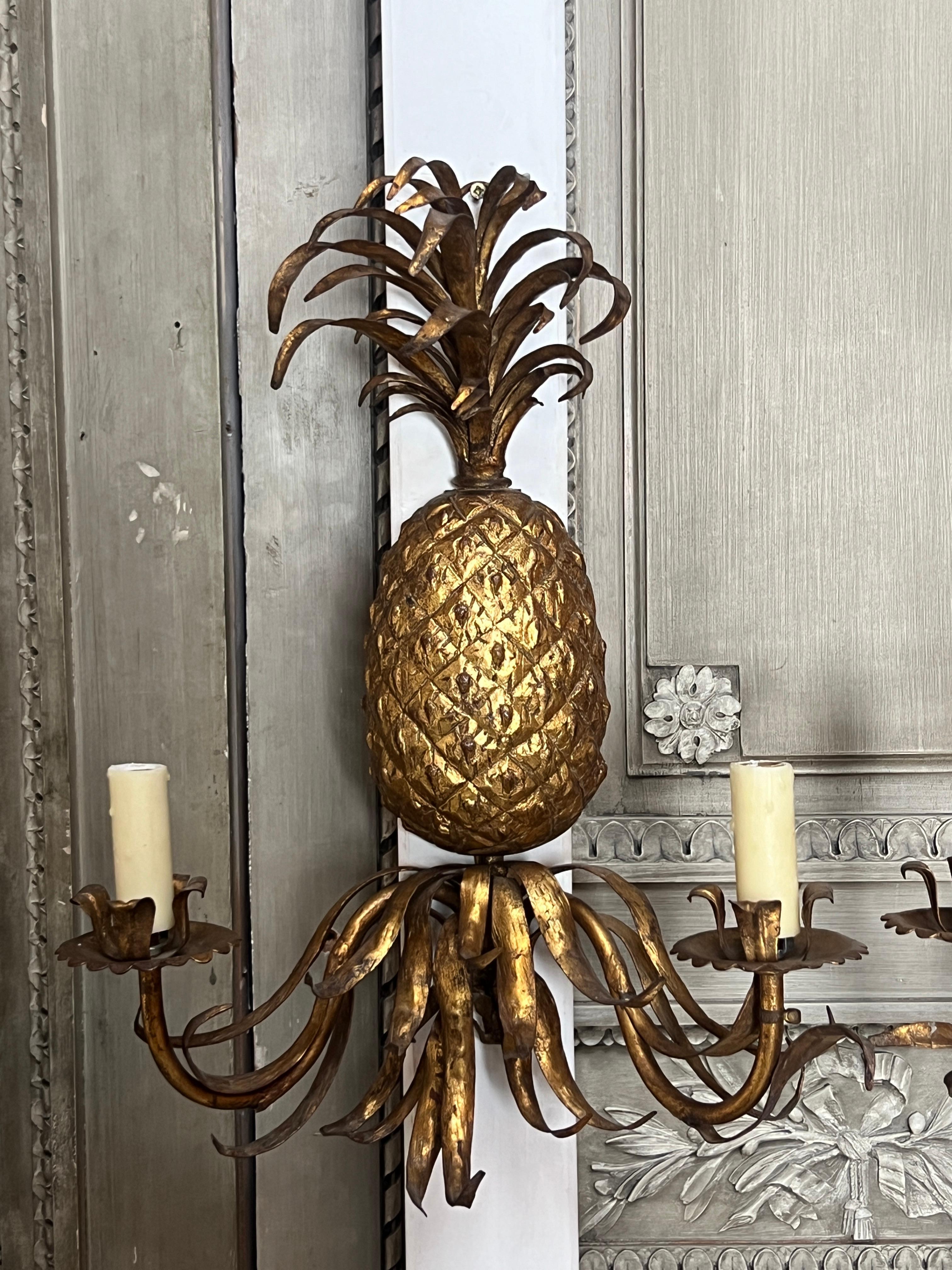 Italian Pair of Mid 20th Century Gilt Iron Pineapple Wall Sconces For Sale