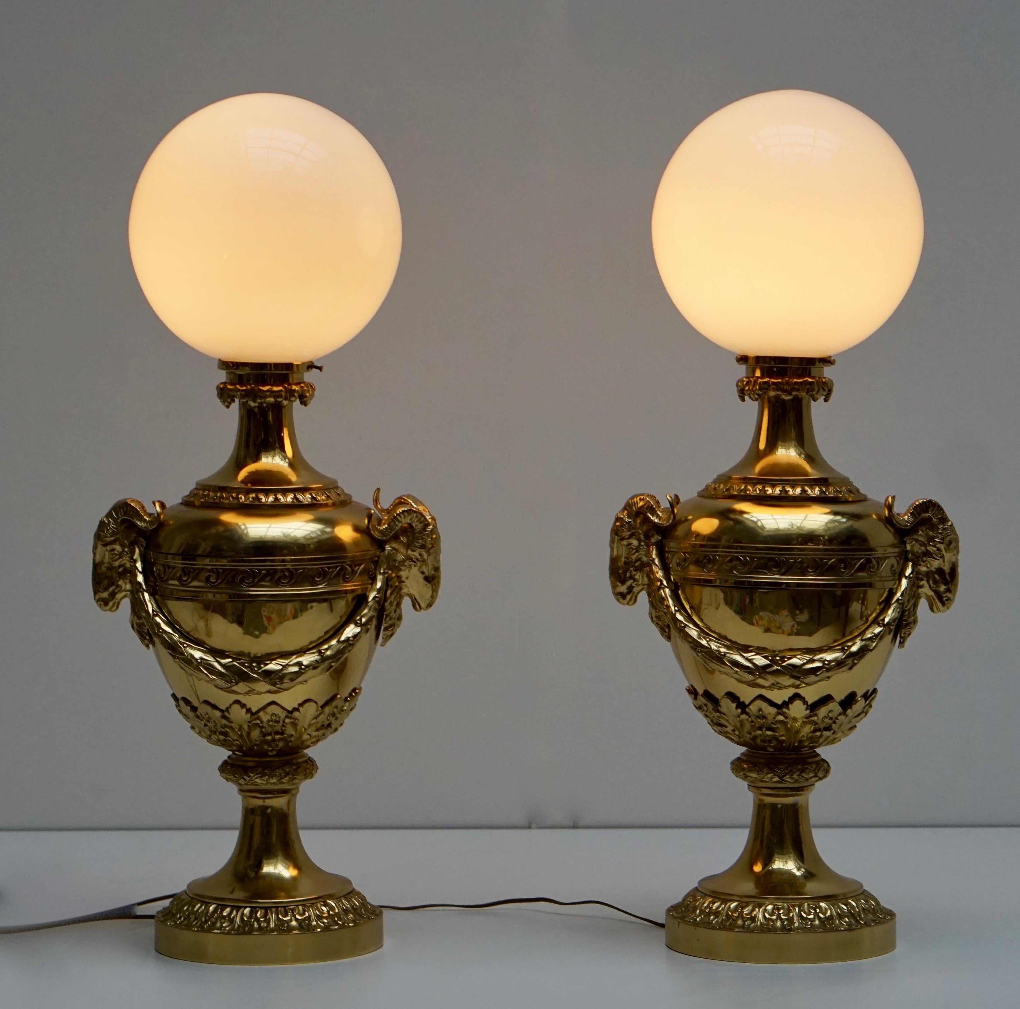 A classic vintage pair of Hollywood Regency ram's head lamps with white opaline glass spheres.
Measures: Height 80 cm.
Width 32 cm.
Depth 24 cm.
Height base 54 cm.
Weight each lamp 9 kg.