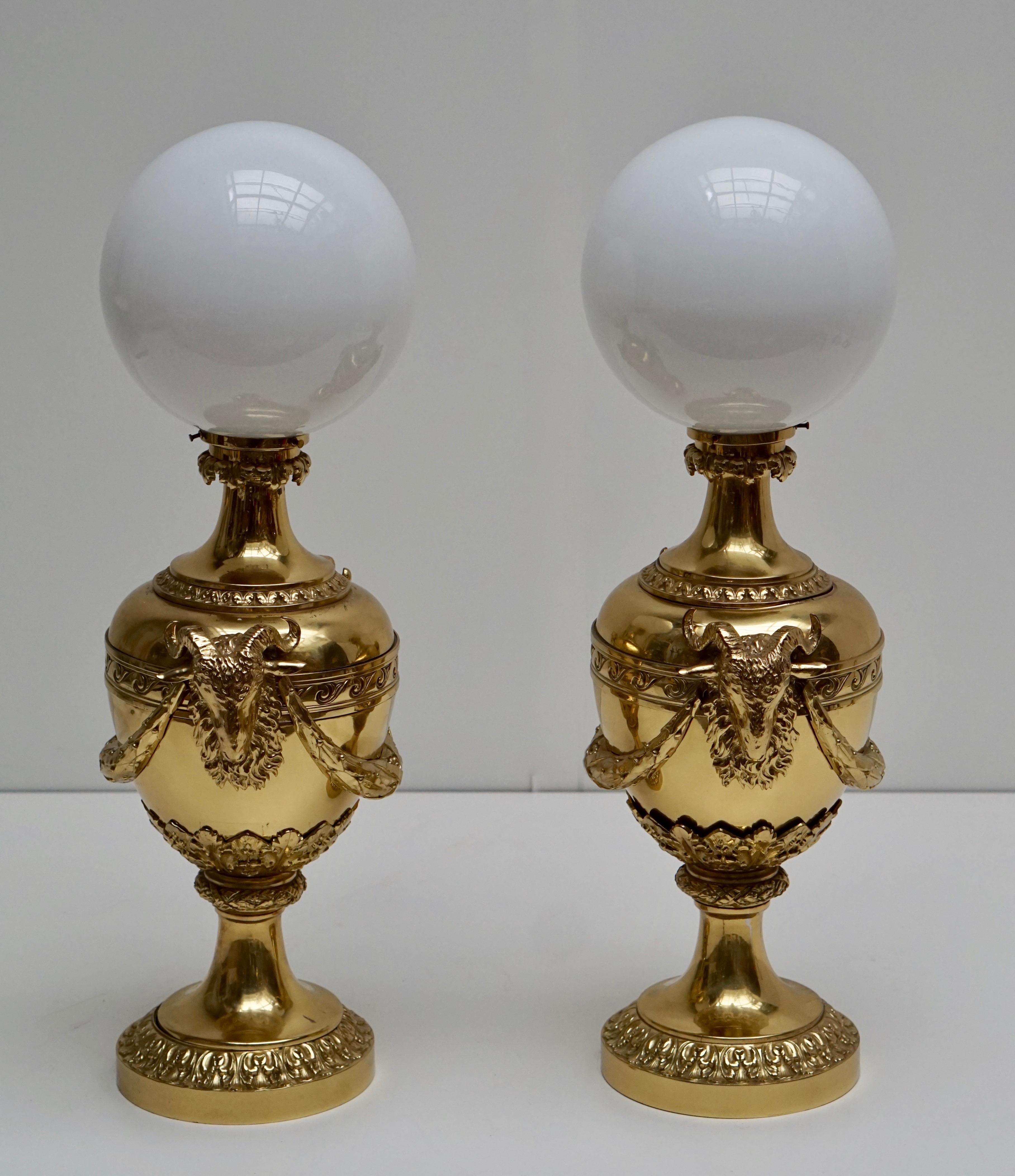 Ein Paar Hollywood-Regency-Urnenlampen mit Widderkopf, Mitte des 20. Jahrhunderts (Vergoldet) im Angebot