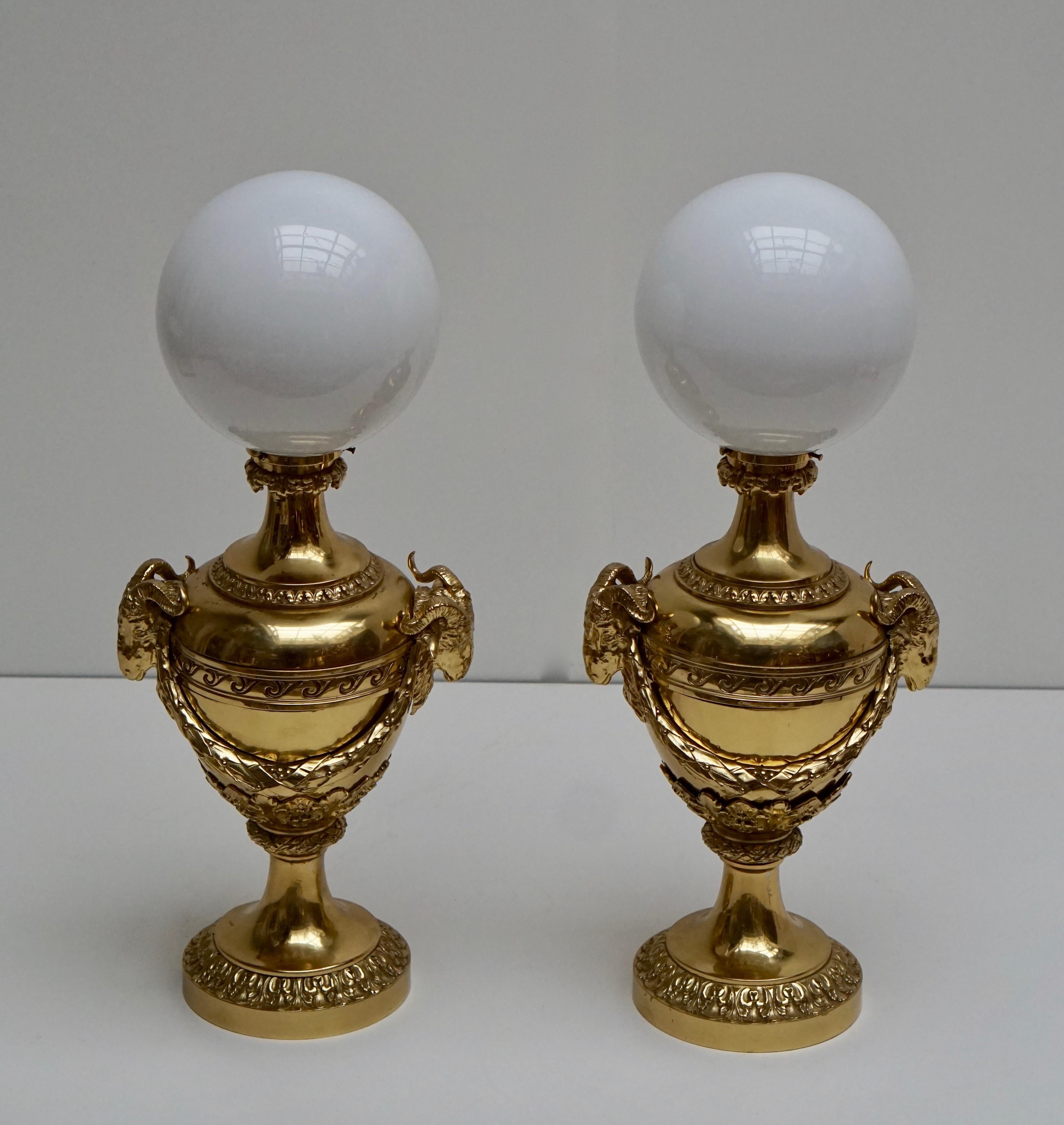 Glass Pair of Mid-20th Century Hollywood Regency Rams Head Urn Lamps For Sale