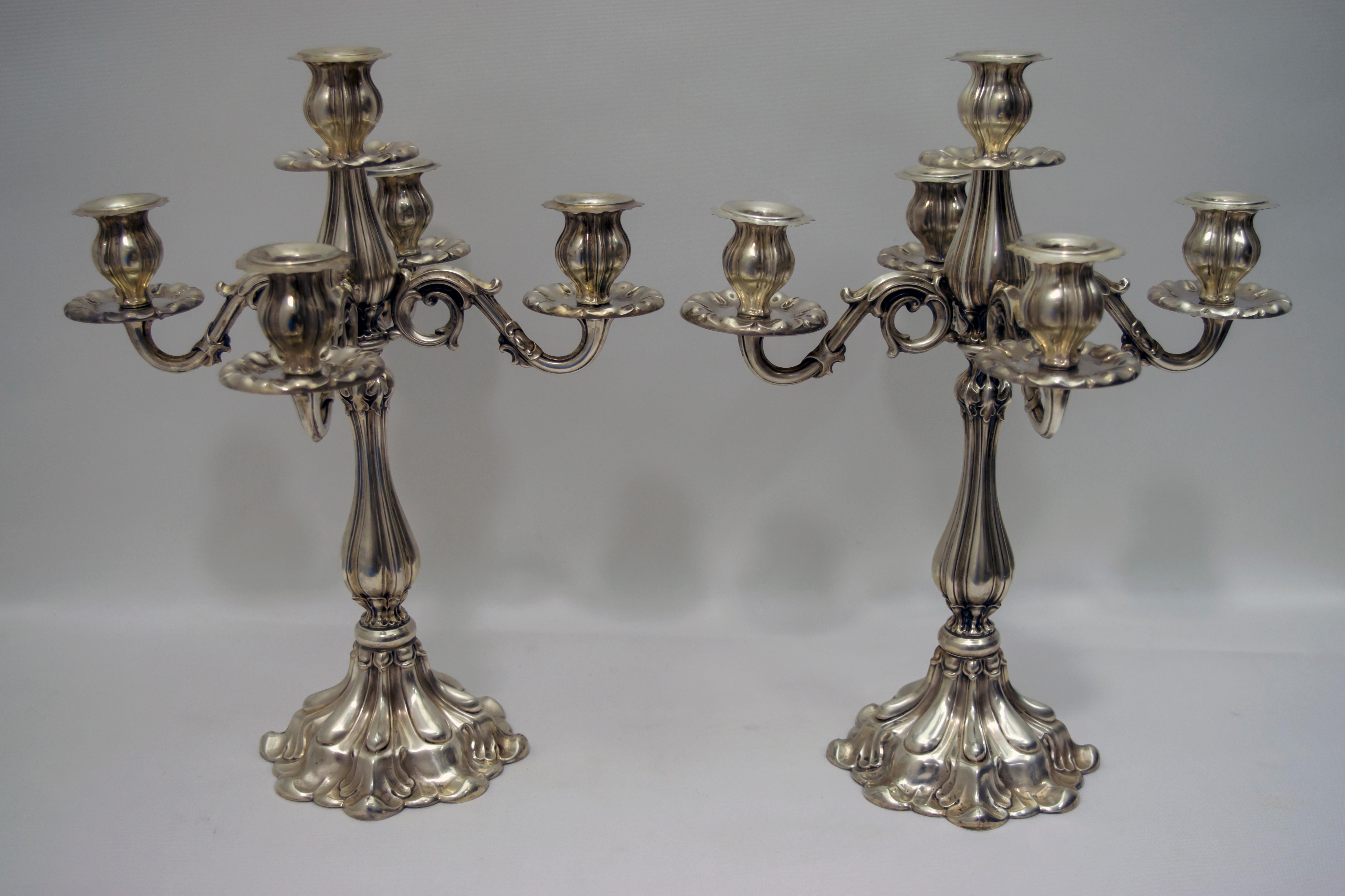 Pair of candelabra with 5 flames, in 800/000 silver
with silvery stamp 5 PA Palemo Perricone Moranò Giuseppe
1950s era
Silver title punch and silversmith present.
  