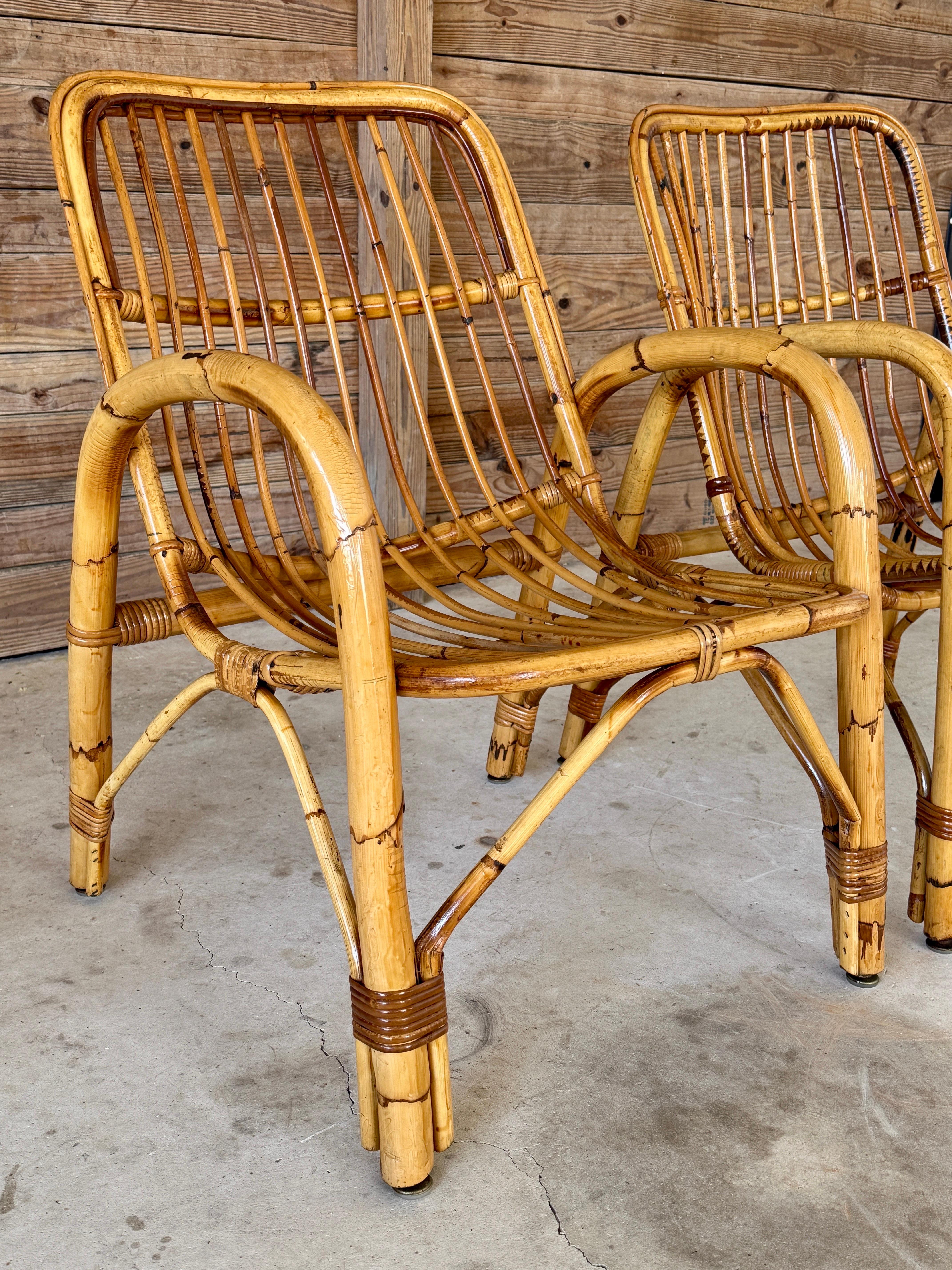 Superbe paire de chaises longues en rotin courbé du milieu du XXe siècle, fabriquées en Italie à la manière de Franco Albini et d'Adrien Audoux. Refinies et riches en variations naturelles, ces chaises sculpturales présentent des accoudoirs joliment