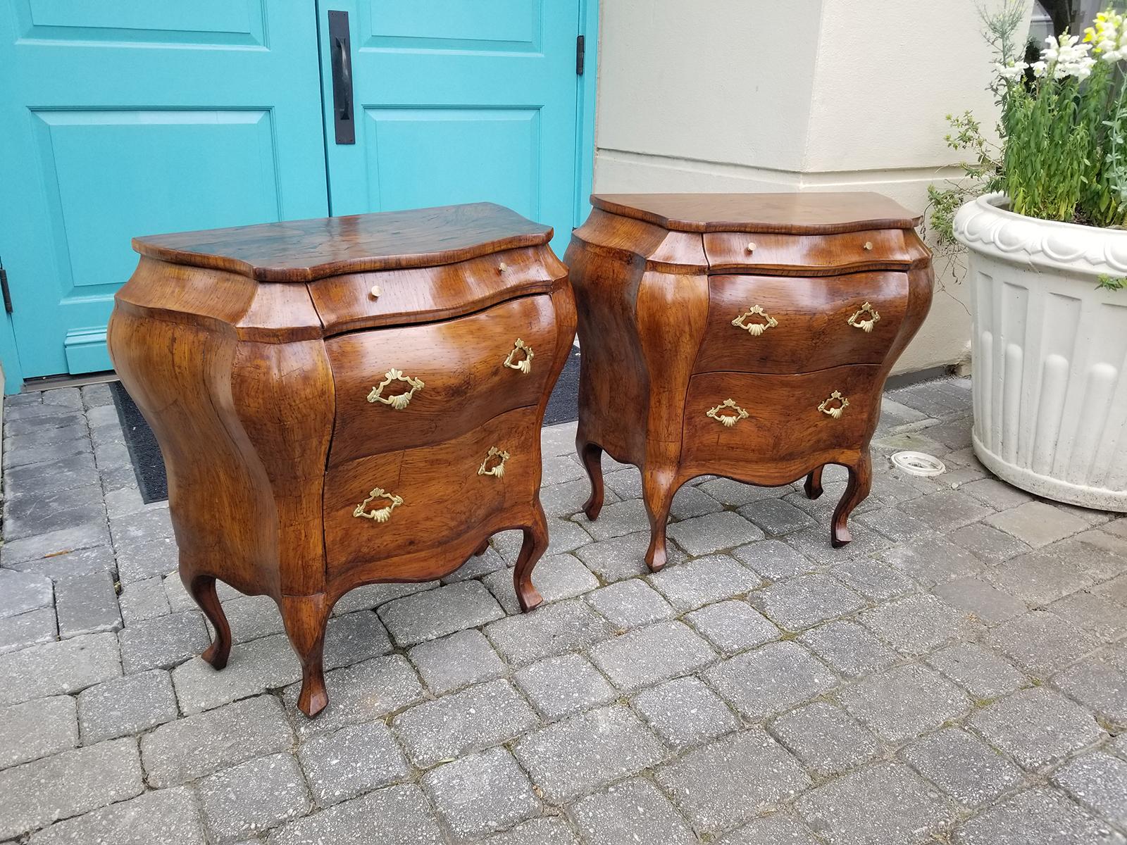 Pair of Mid-20th Century Italian Burled Olive Wood Bombe Form Bedside Commodes In Good Condition In Atlanta, GA
