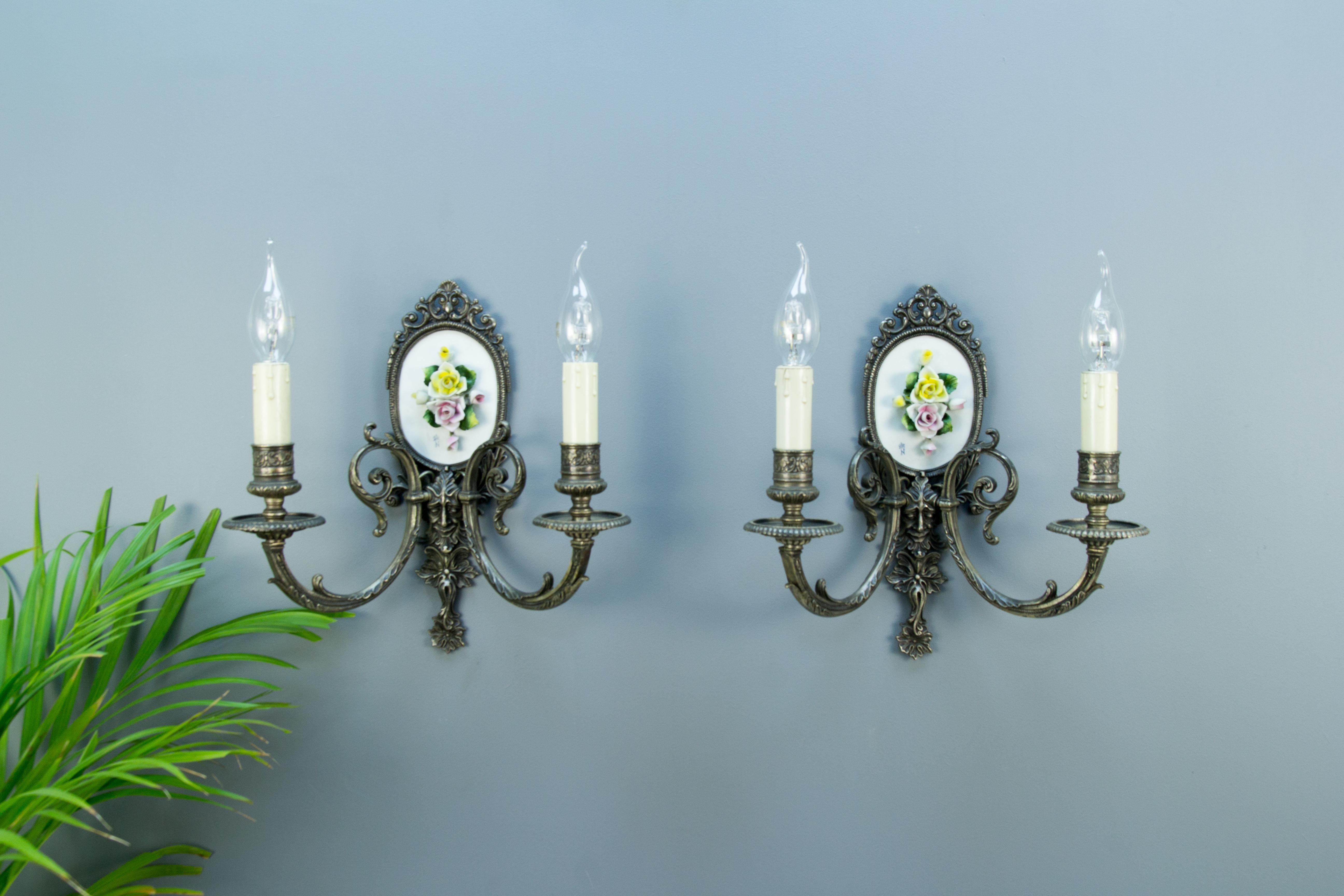 Pair of Mid-20th Century Italian Capodimonte Porcelain and Brass Sconces In Good Condition In Barntrup, DE