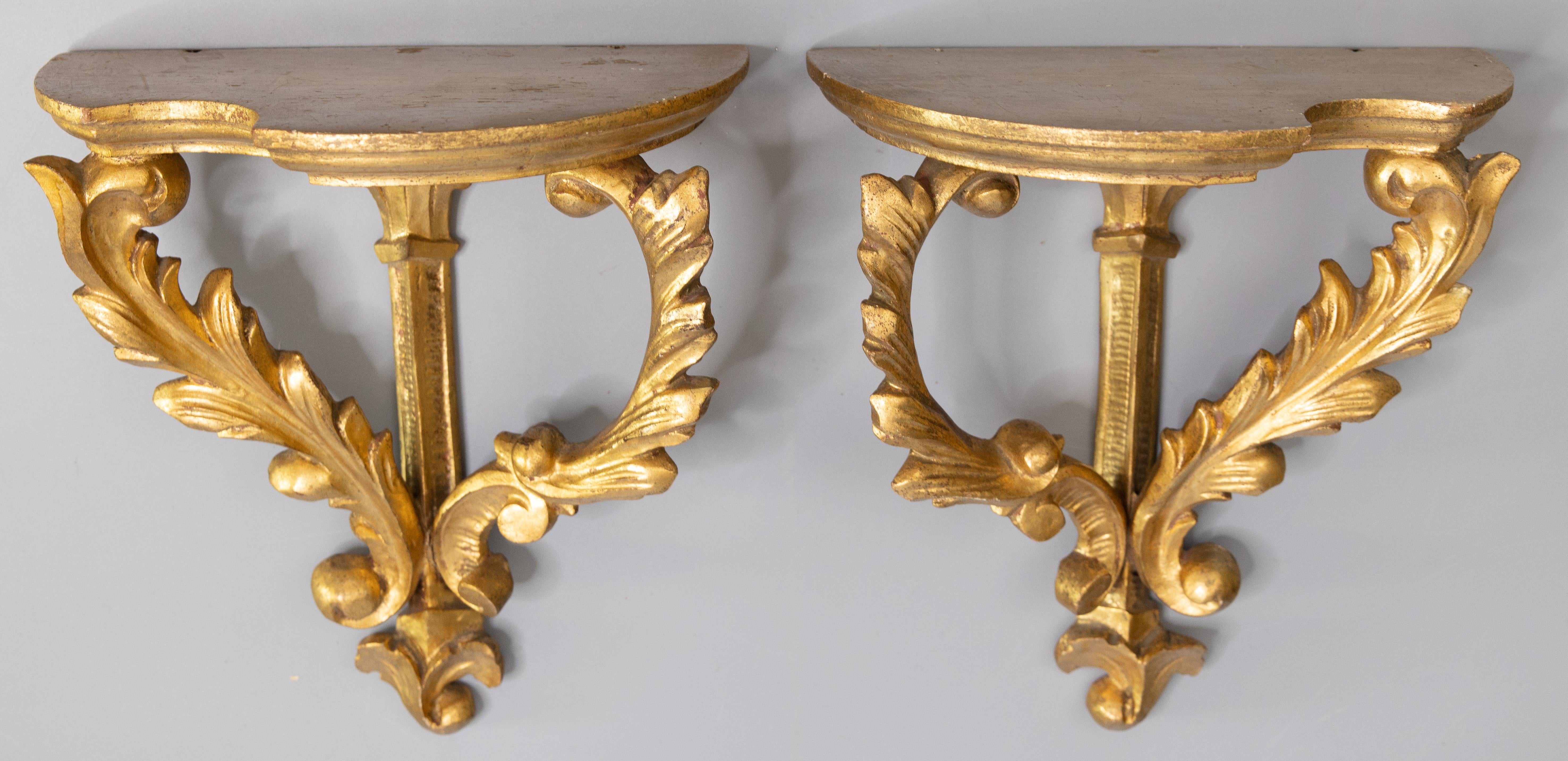 A lovely pair of Italian Neoclassical style gilded wood wall brackets shelves, circa 1950. Marked 