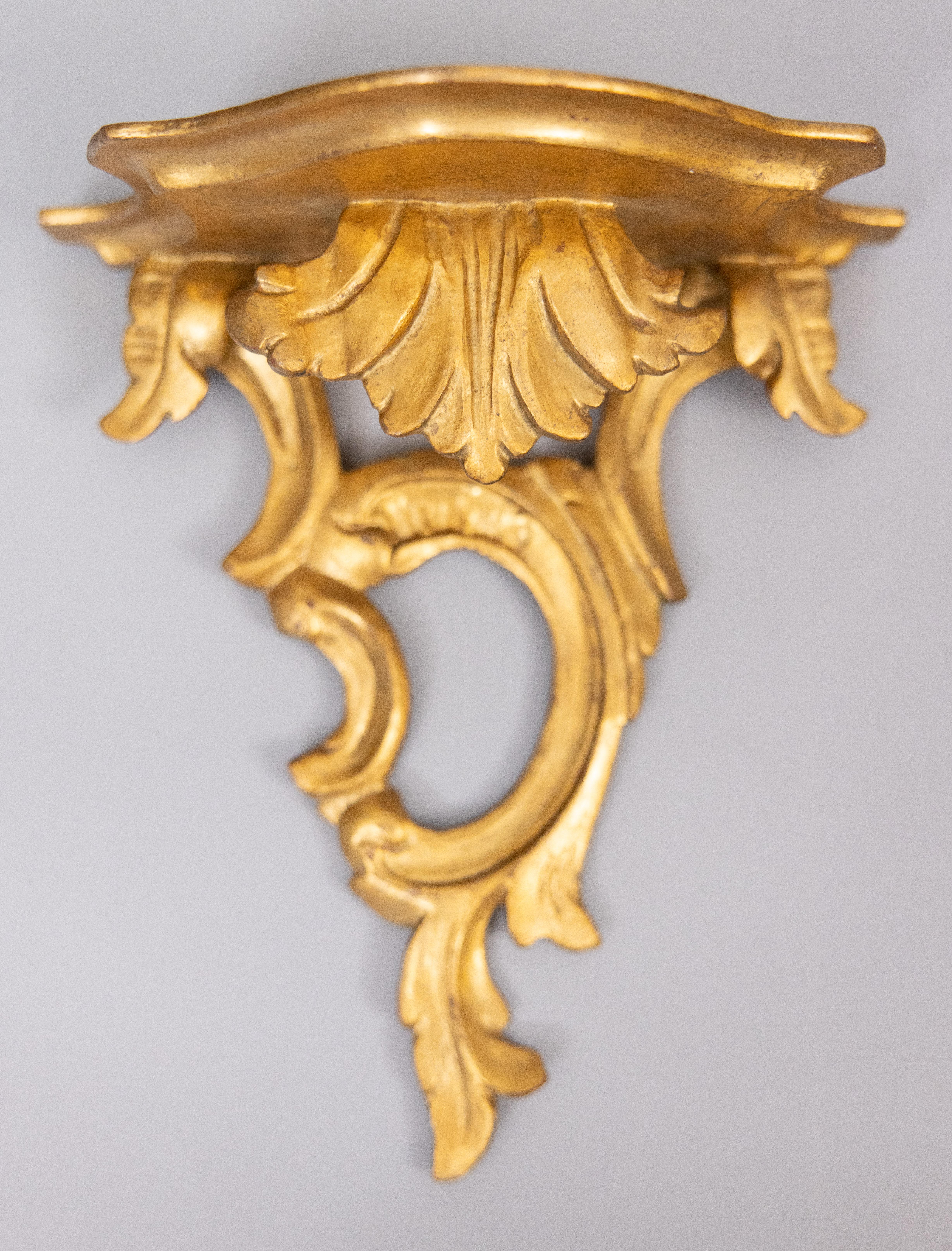 Neoclassical Revival Pair of Mid-20th Century Italian Carved Giltwood Wall Brackets Shelves
