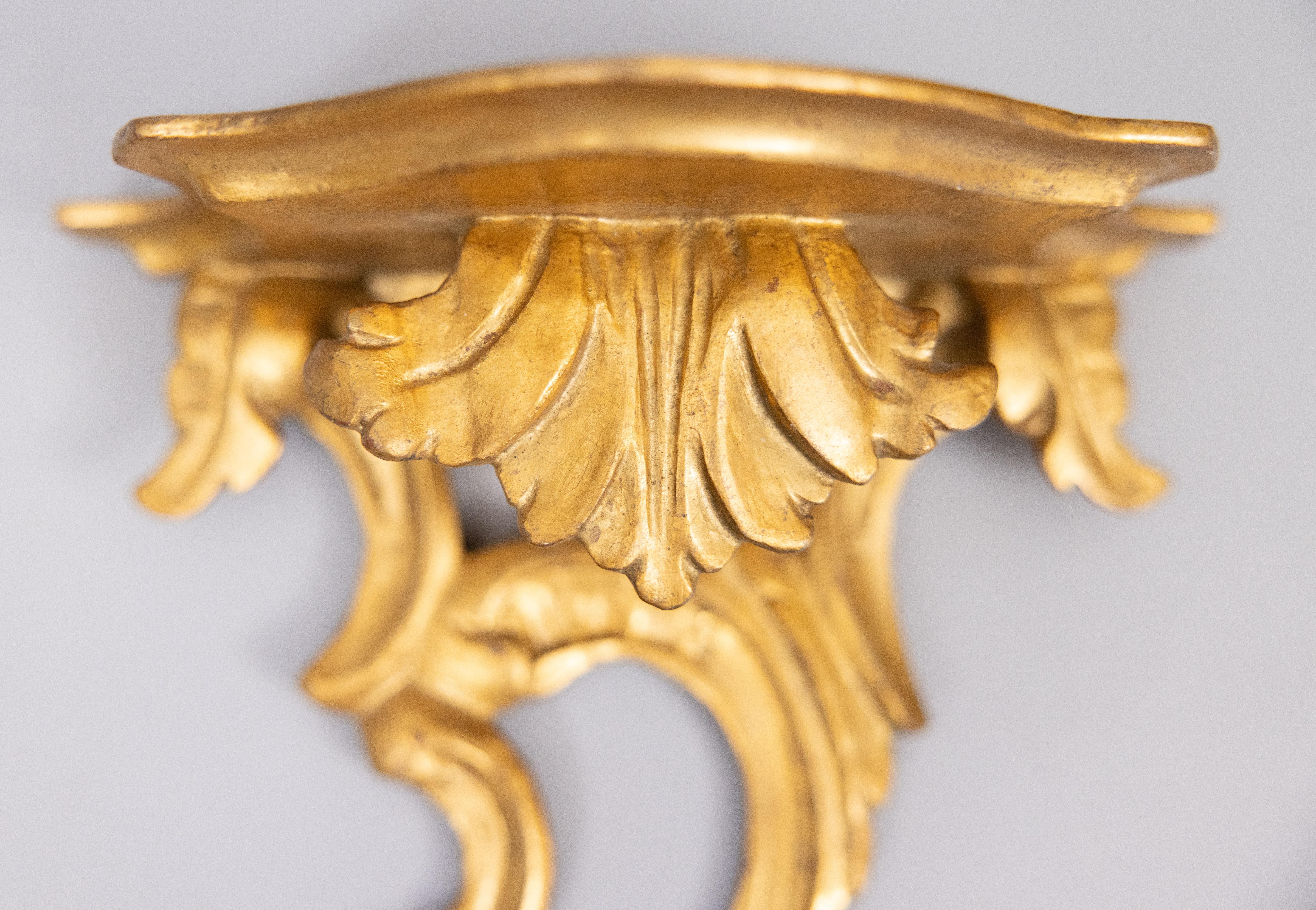 Pair of Mid-20th Century Italian Carved Giltwood Wall Brackets Shelves In Good Condition In Pearland, TX
