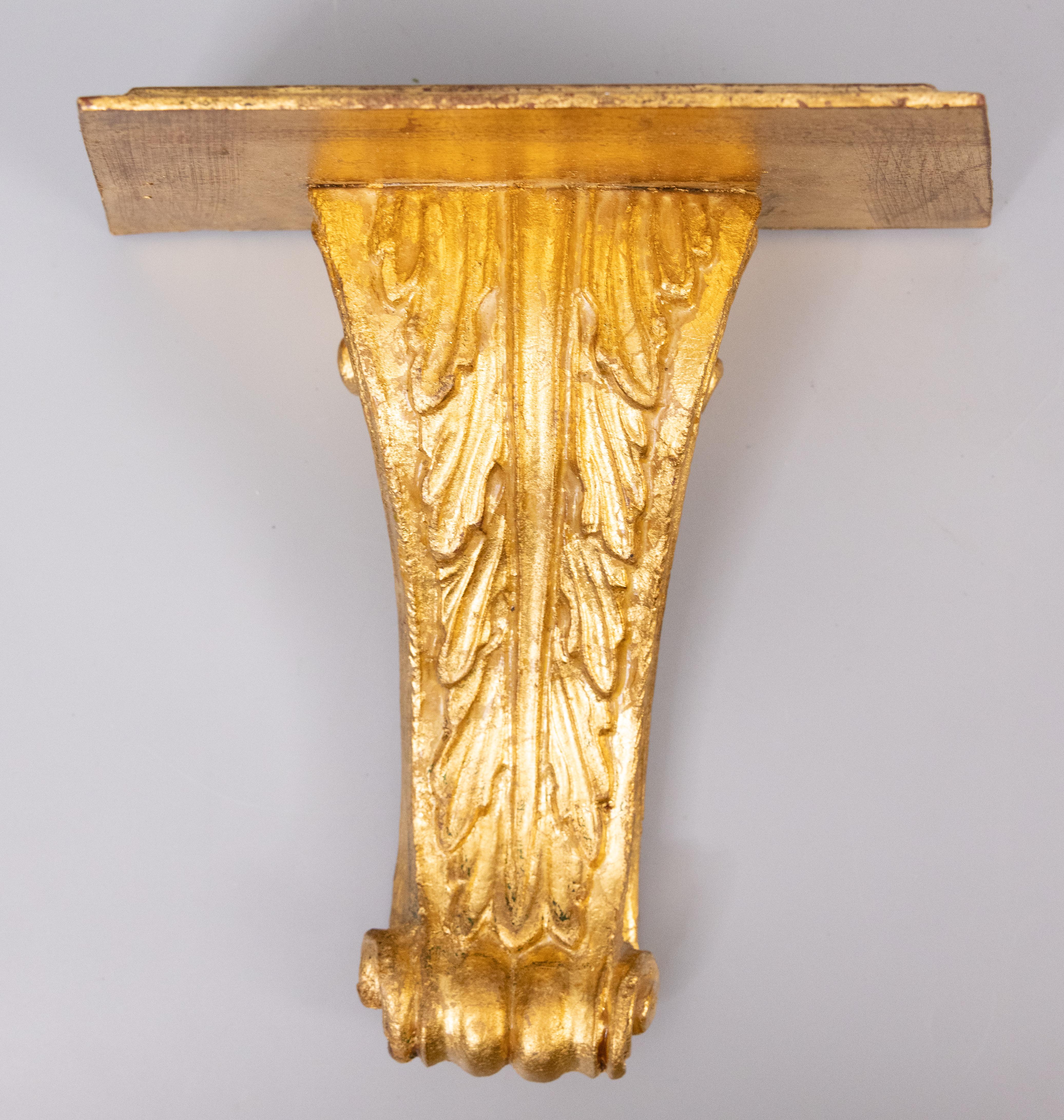 Pair of Mid-20th Century Italian Carved Giltwood Wall Brackets Shelves In Good Condition For Sale In Pearland, TX