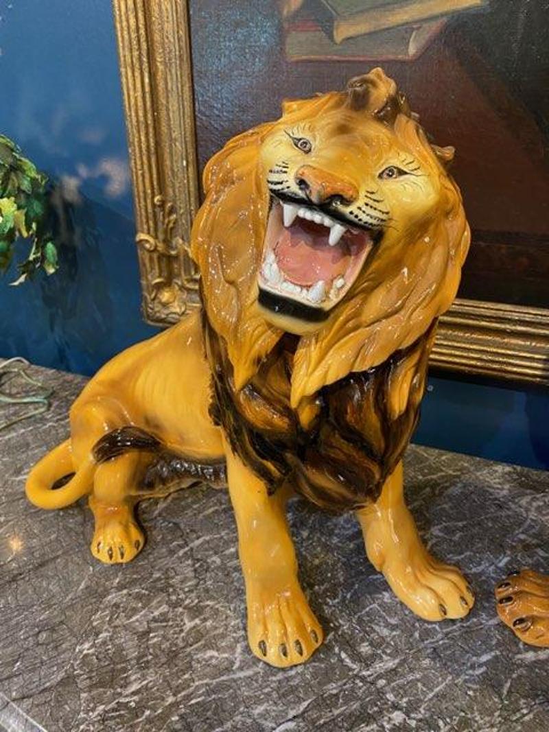 Pareja de leones de cerámica italiana de mediados del siglo XX pintados a mano por Favaro Cecchetto Cerámico en venta