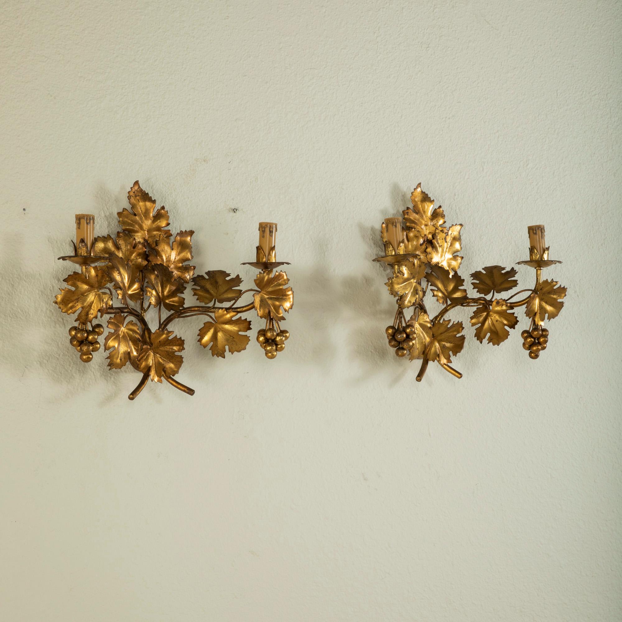 Pair of Mid-20th Century Italian Gilt Metal Sconces with Grape Leaves For Sale 1