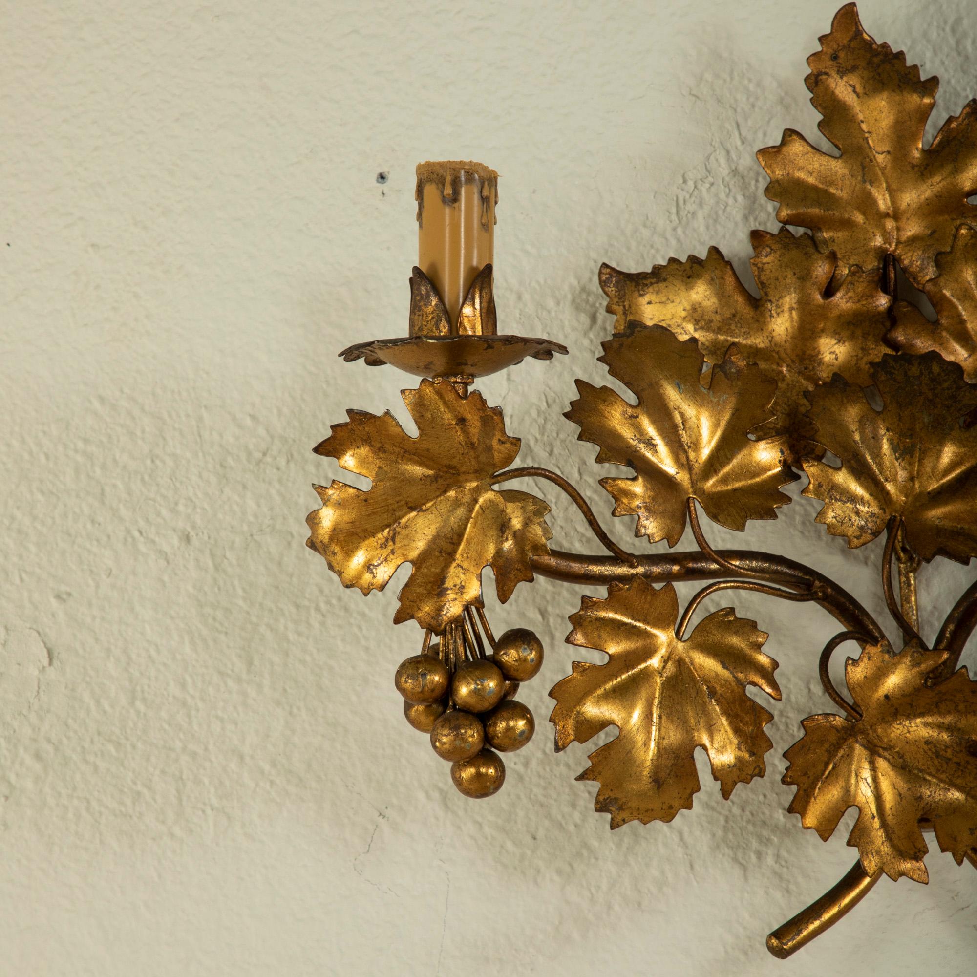 Pair of Mid-20th Century Italian Gilt Metal Sconces with Grape Leaves For Sale 2