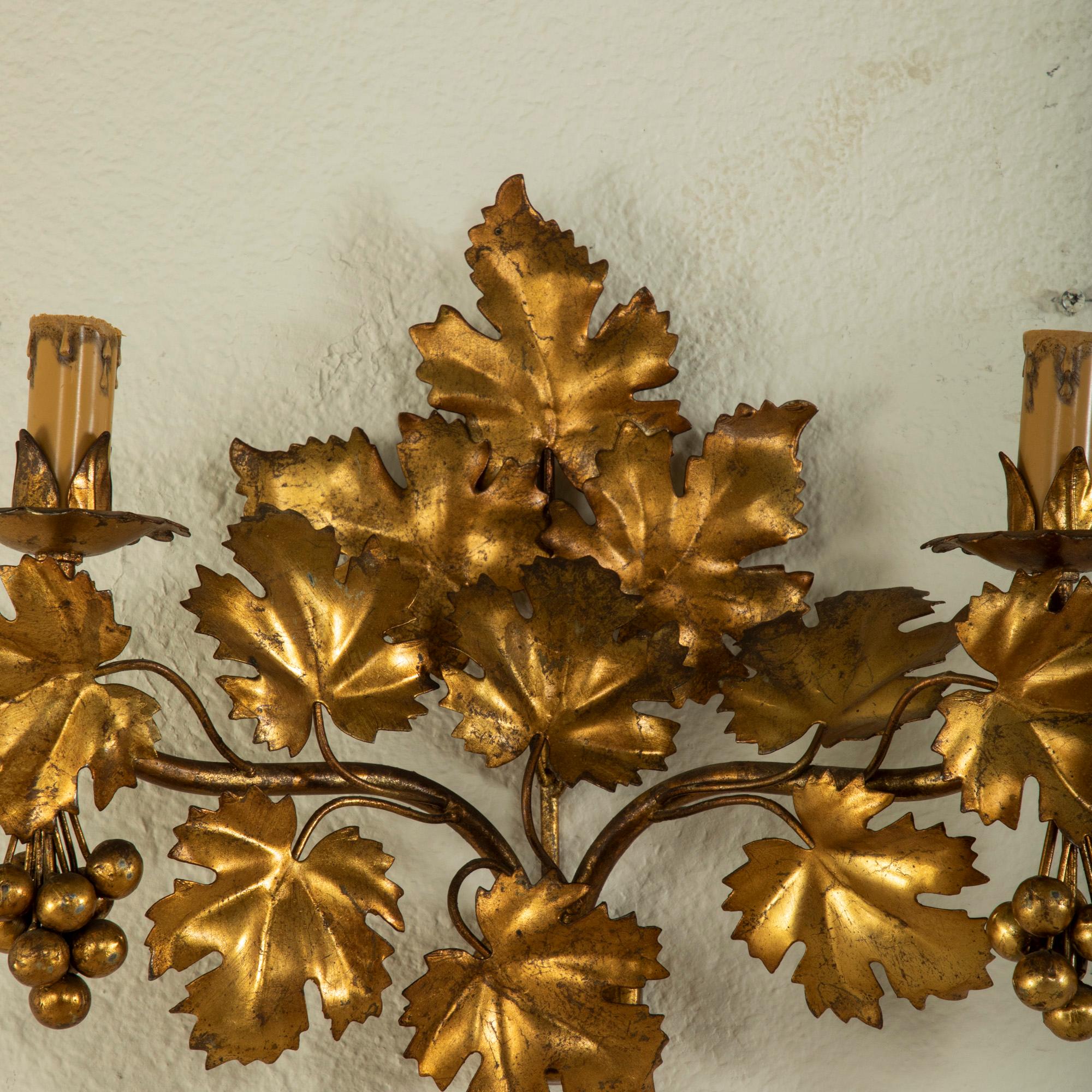 Coppia di appliques in metallo dorato della metà del XX secolo con foglie d'uva in vendita 1