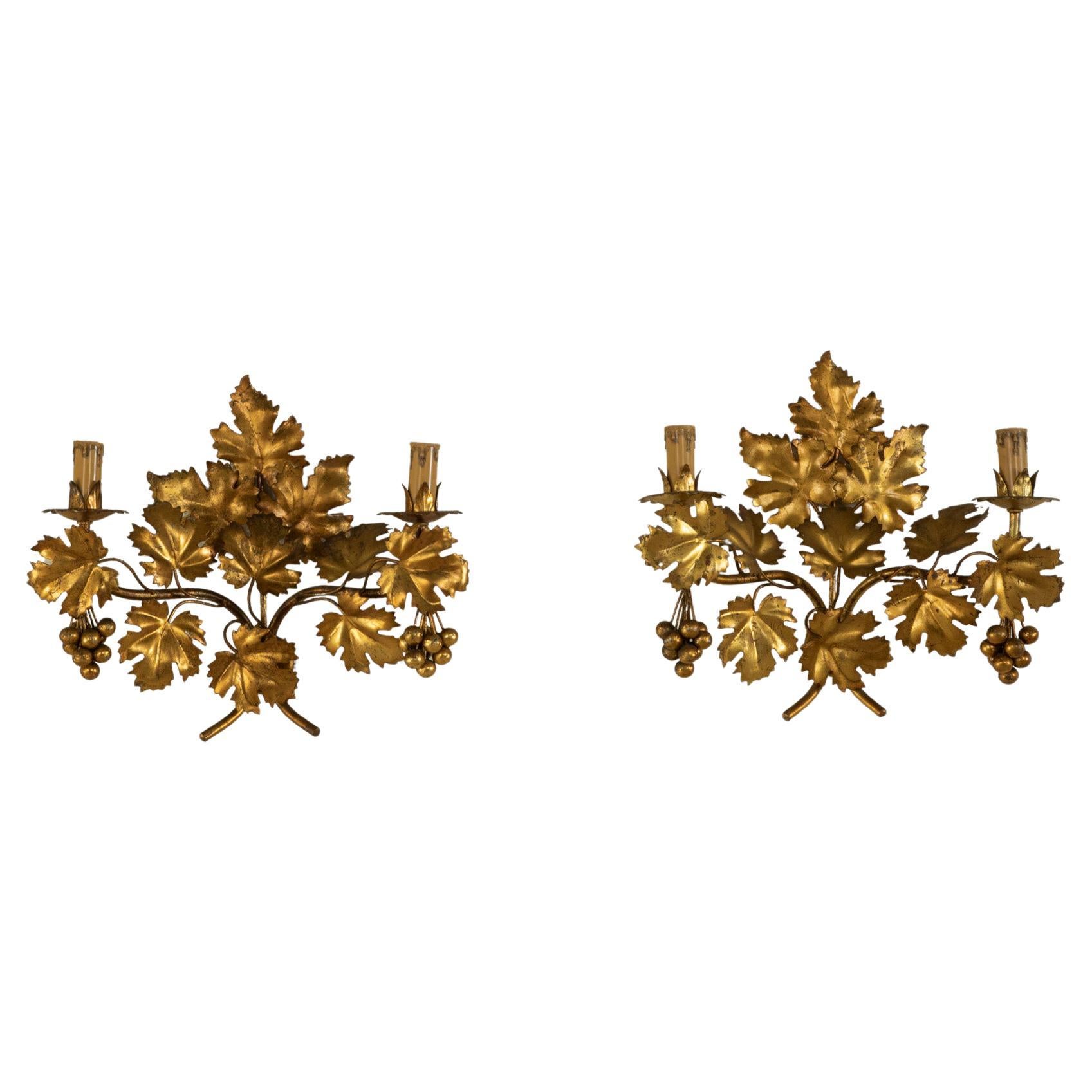 Paire d'appliques italiennes du milieu du 20e siècle en métal doré avec feuilles de raisin