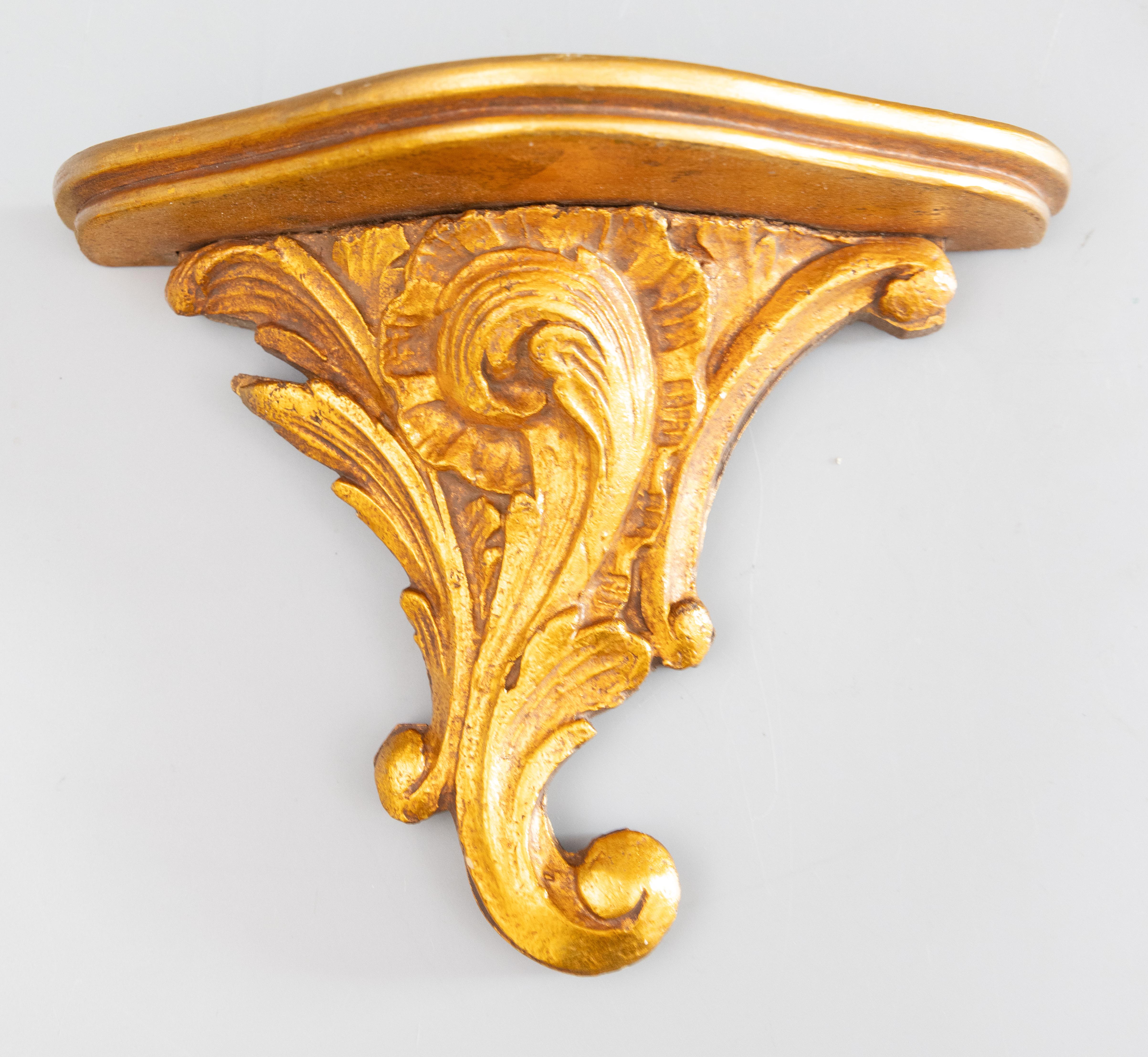 Neoclassical Pair of Mid-20th Century Italian Giltwood & Gesso Wall Brackets Shelves For Sale
