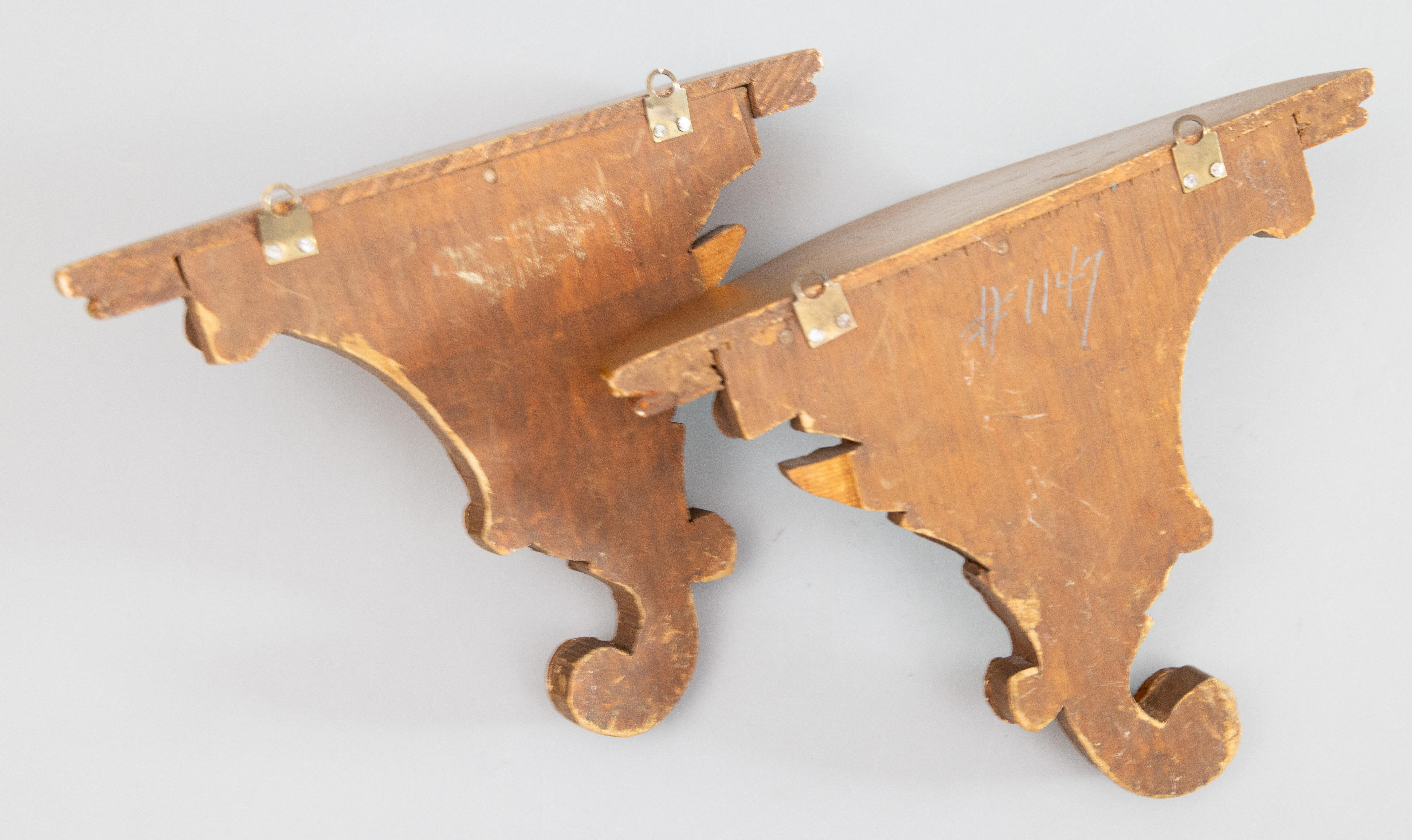 Pair of Mid-20th Century Italian Giltwood & Gesso Wall Brackets Shelves For Sale 4